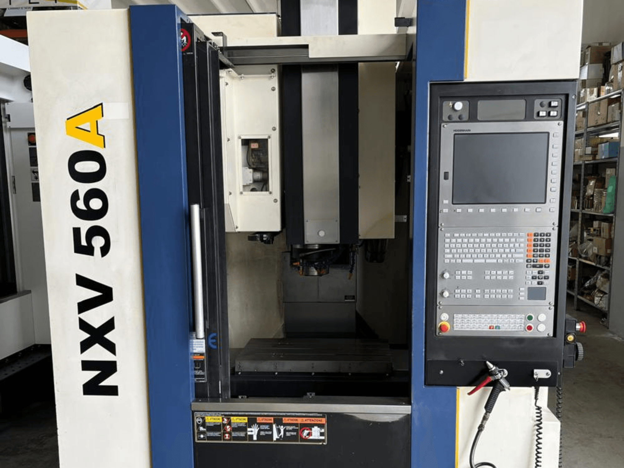 CNC-Maschine NXV 560A von vorne gesehen, mit einem Bedienfeld mit Tasten und einer digitalen Anzeige.