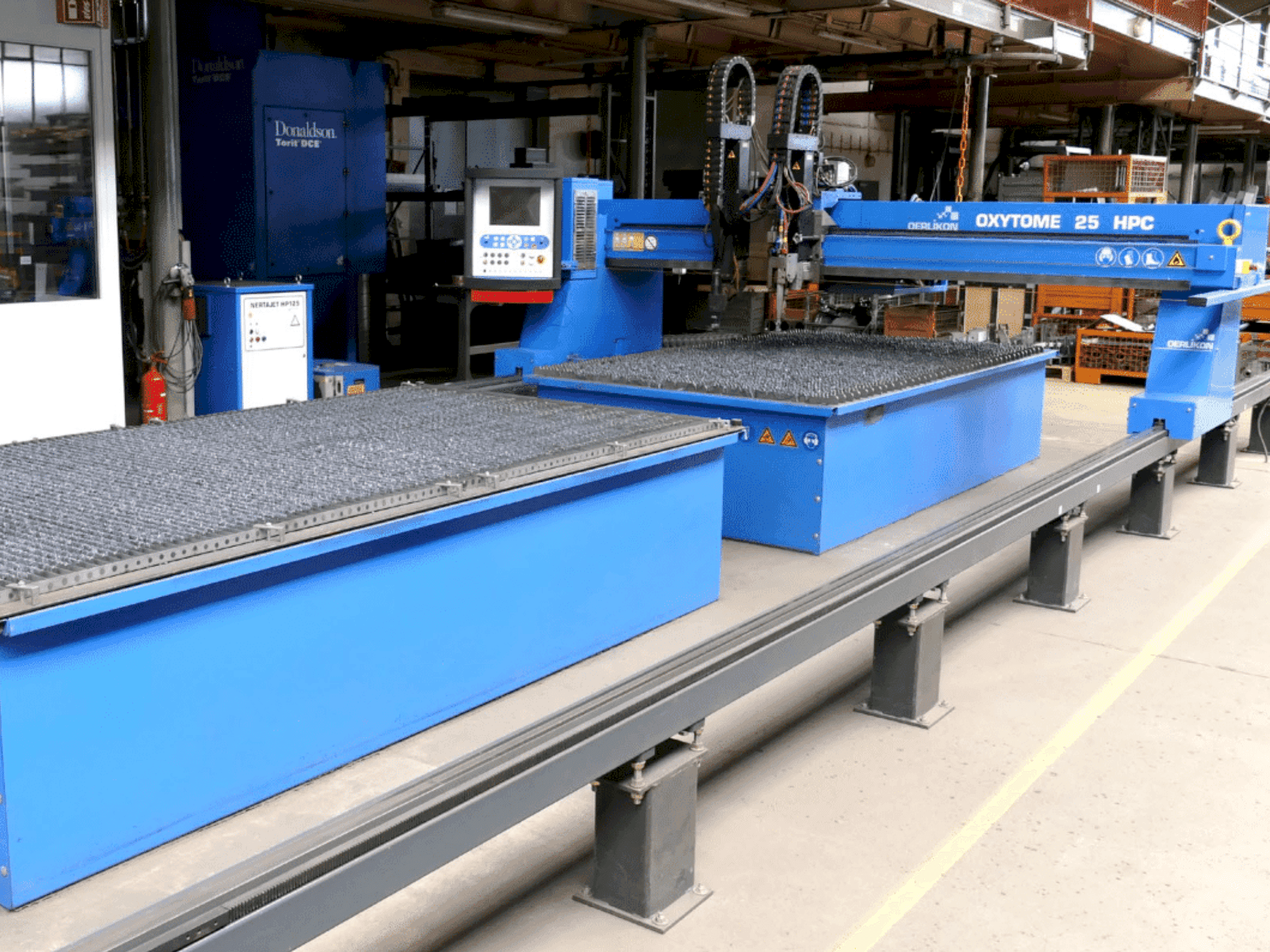 Frontansicht der Oerlikon Oxytome 25 HPC Maschine