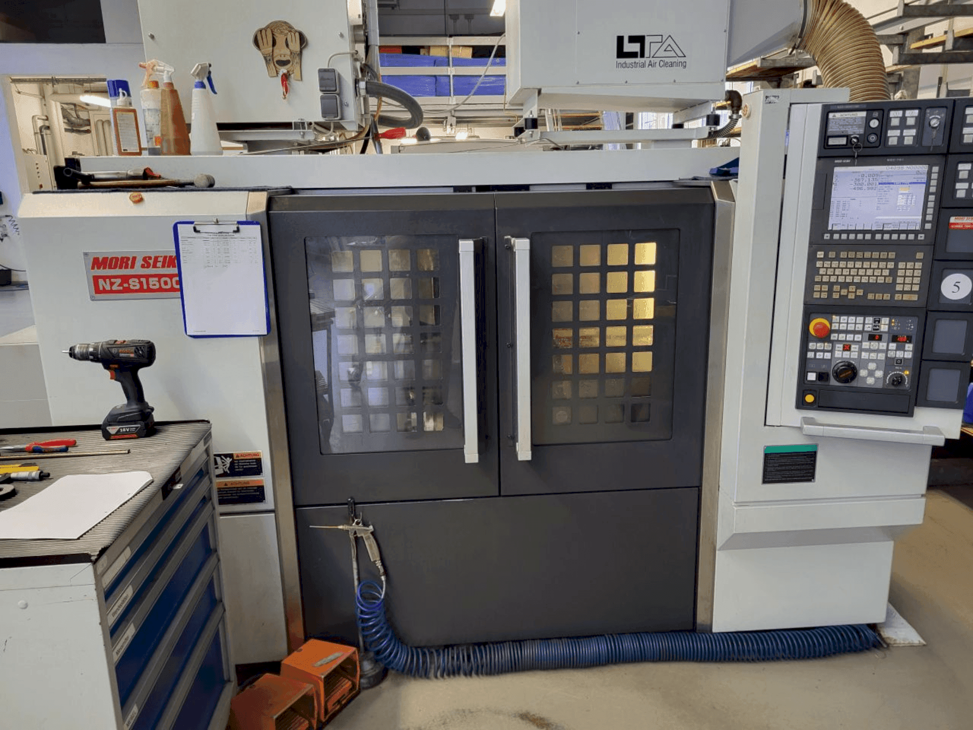 Frontansicht der MORI SEIKI NZ-S1500 Maschine