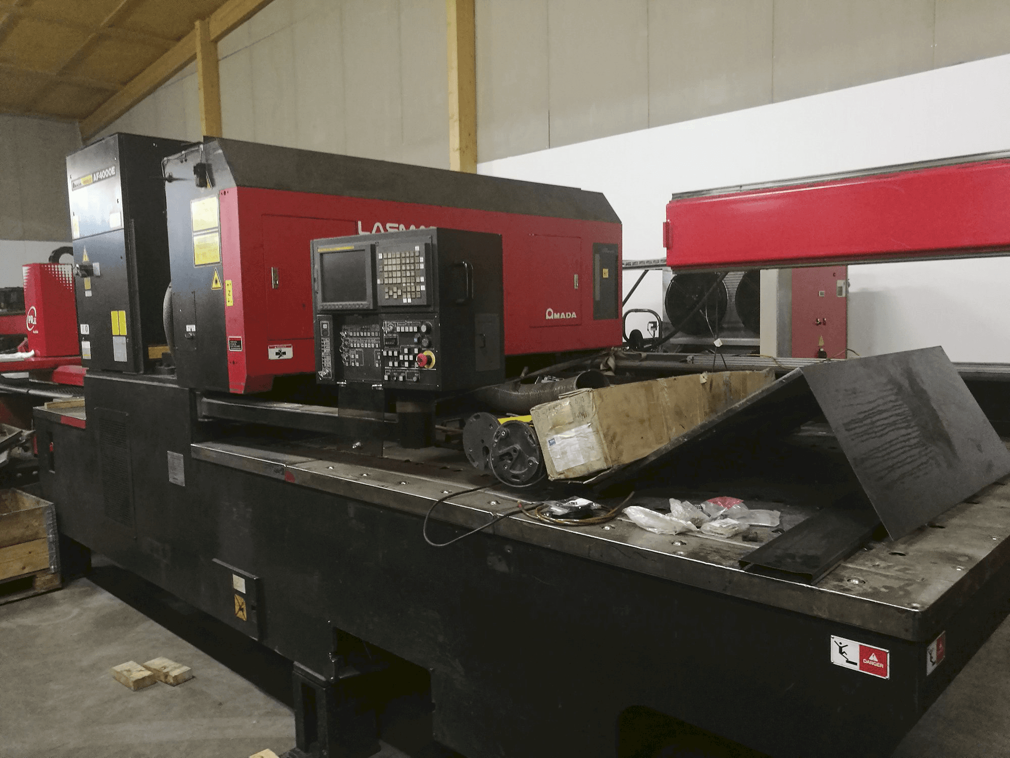 Rechte Ansicht der AMADA LC 2415 α3 Maschine