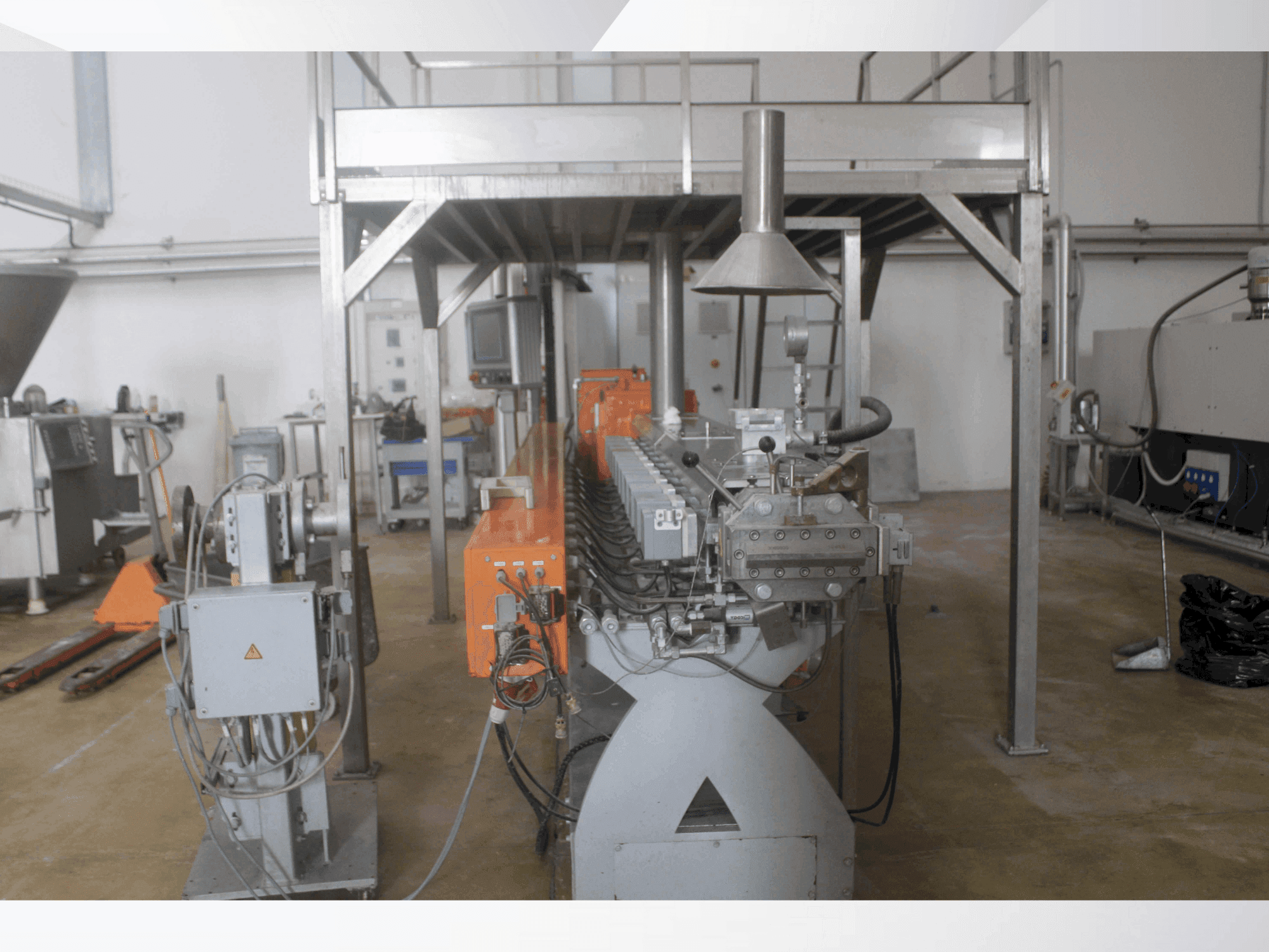 Frontansicht der Leistritz ZSE60MAXX-48D Maschine