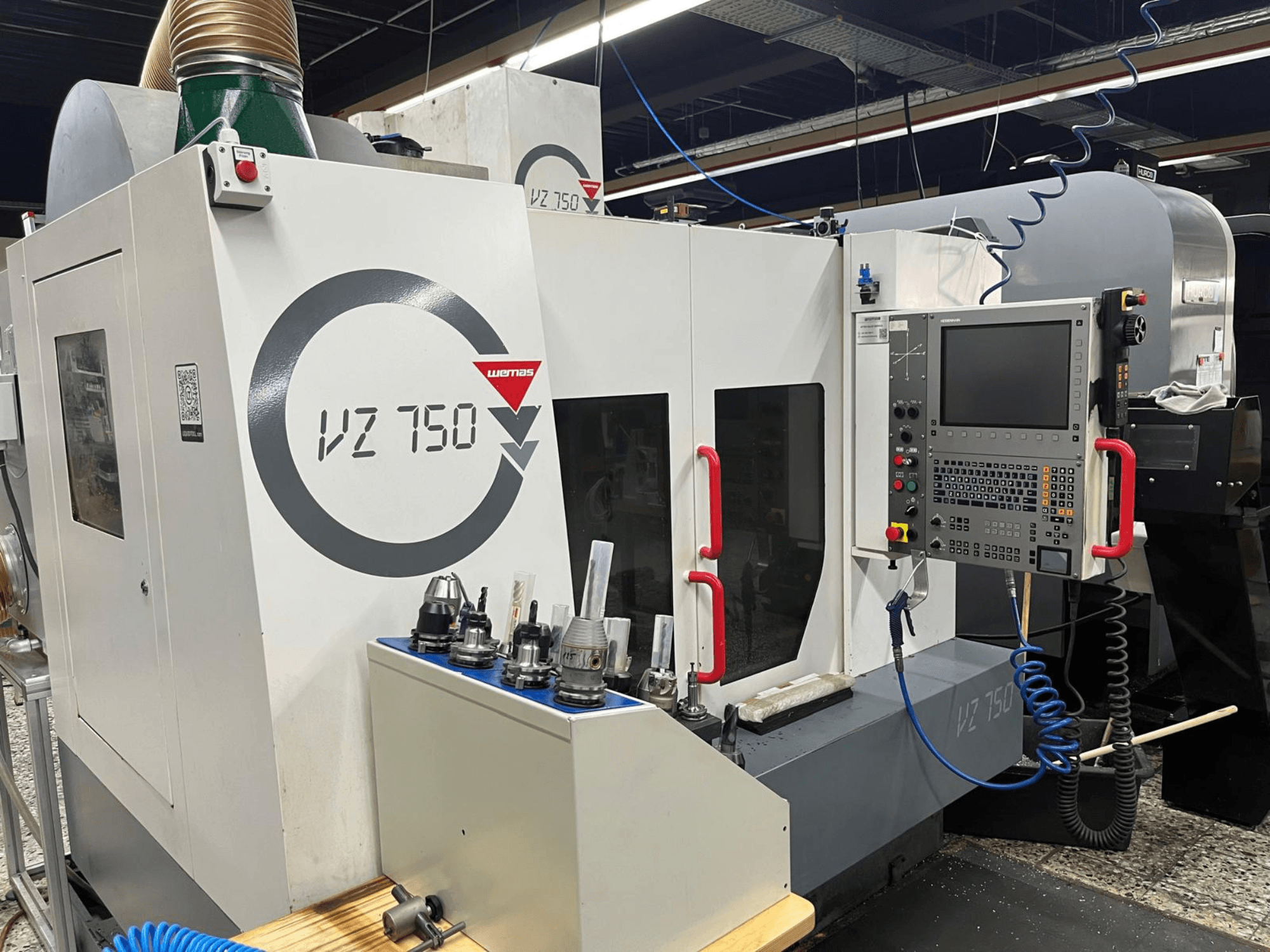 WEMAS VZ 750 Vertikal-Bearbeitungszentrum, Vorderansicht, zeigt das Bedienfeld, die Werkzeughalter und die Details der Maschine.