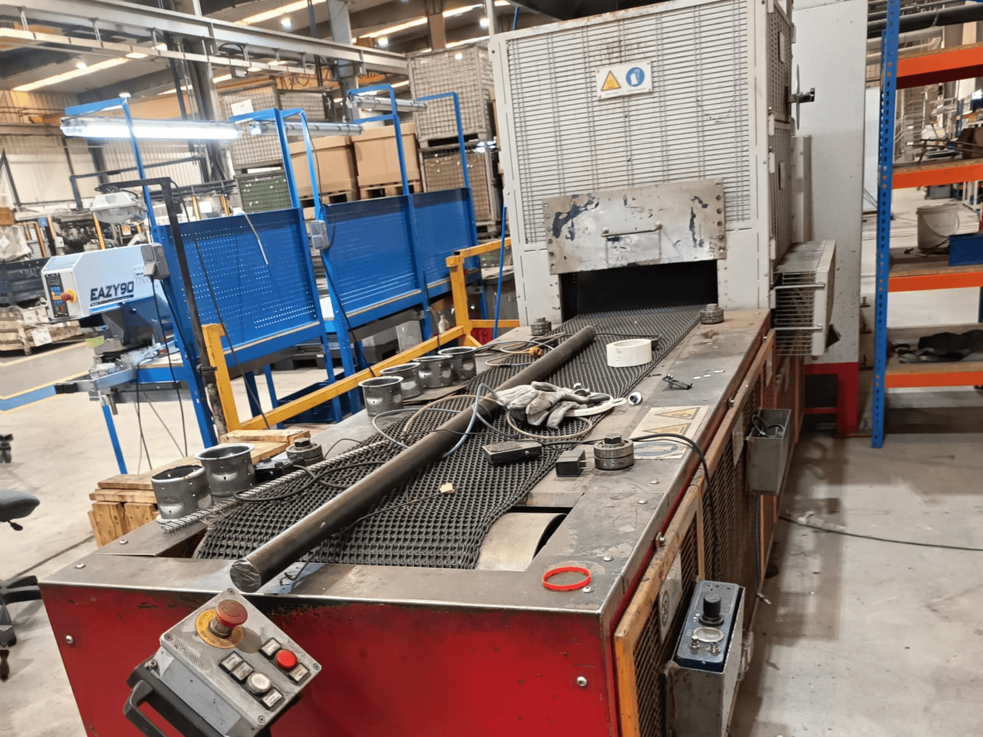 SCAME-Lötanlage 50-20-350-GI-DR, Seitenansicht mit Darstellung der Bedienelemente, Metallstangen und der Arbeitsbereichsgestaltung in einer industriellen Umgebung.