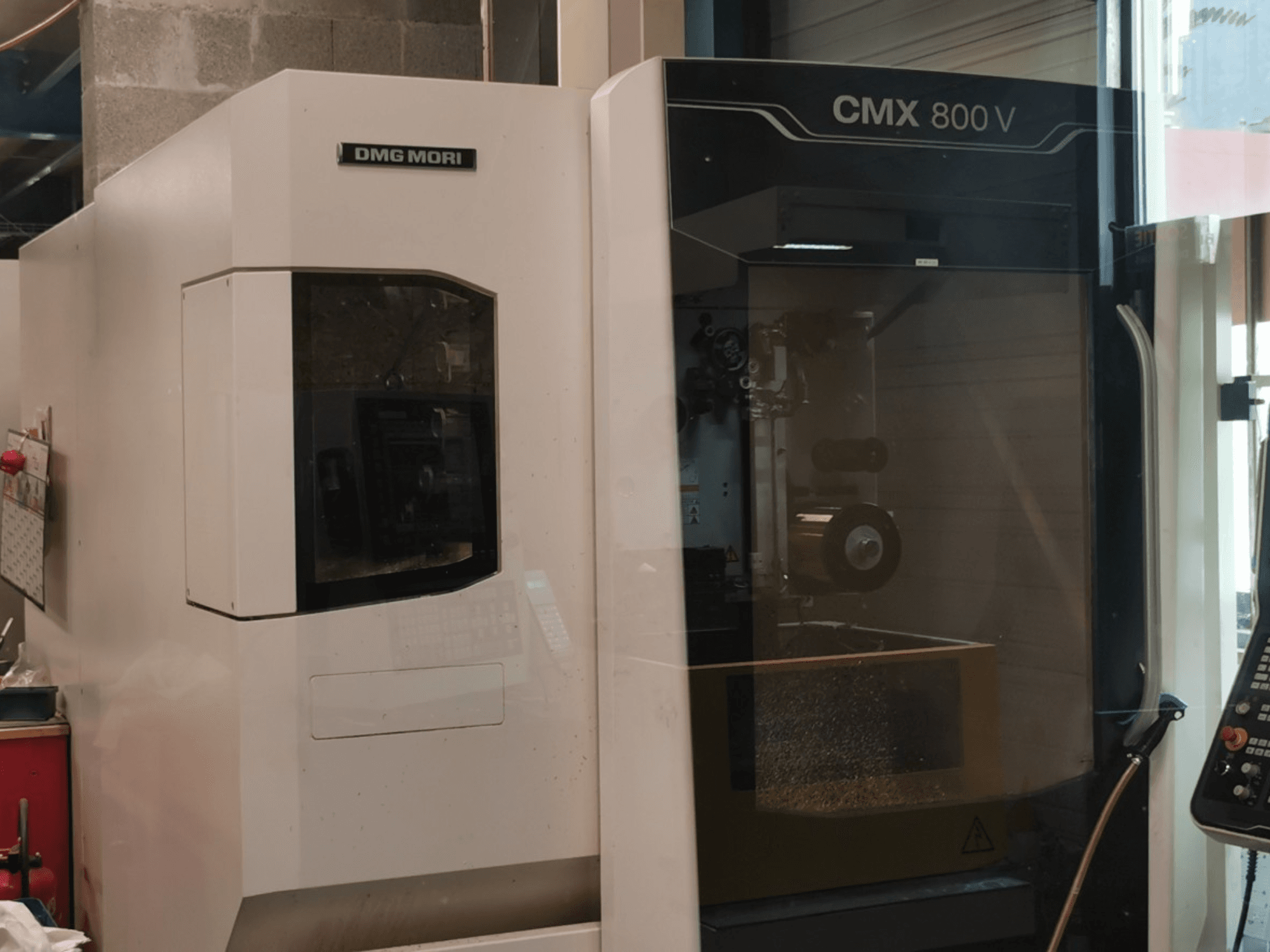 Vertikales Bearbeitungszentrum DMG Mori Seiki CMX 800 V, Vorderansicht mit Bedienfeld und Arbeitsbereich, auf dem die Werkzeuge zu sehen sind.