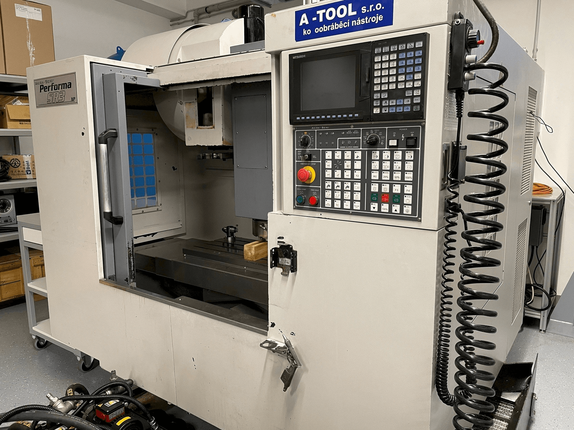 Frontansicht der Akira Seiki SR3XP Maschine