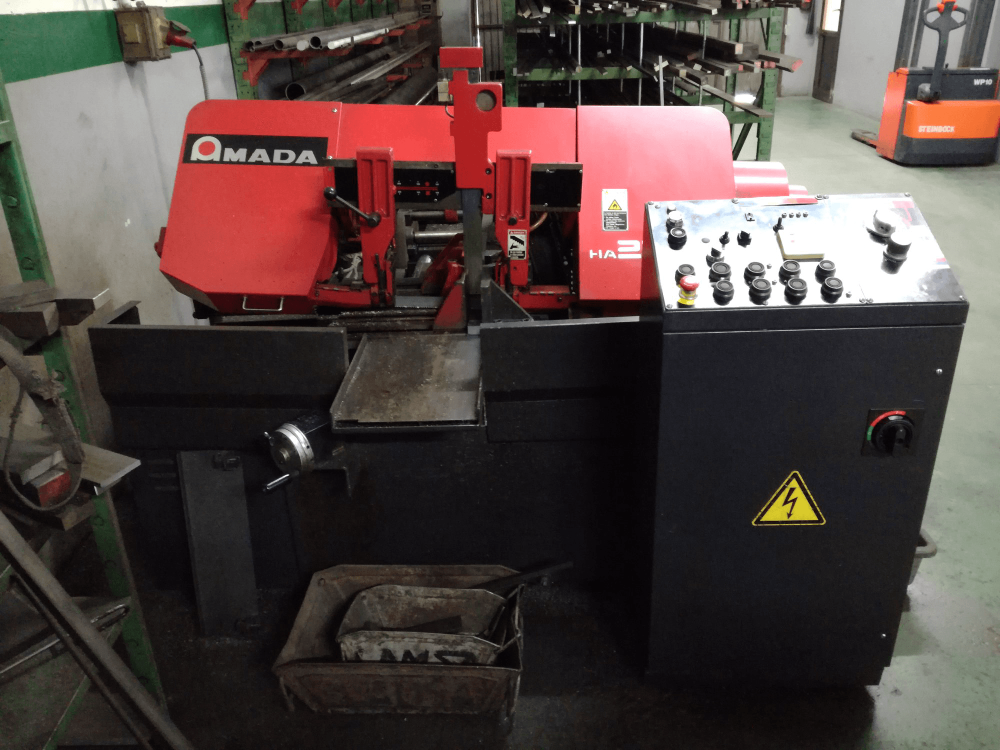 Frontansicht der AMADA HA-250W Maschine