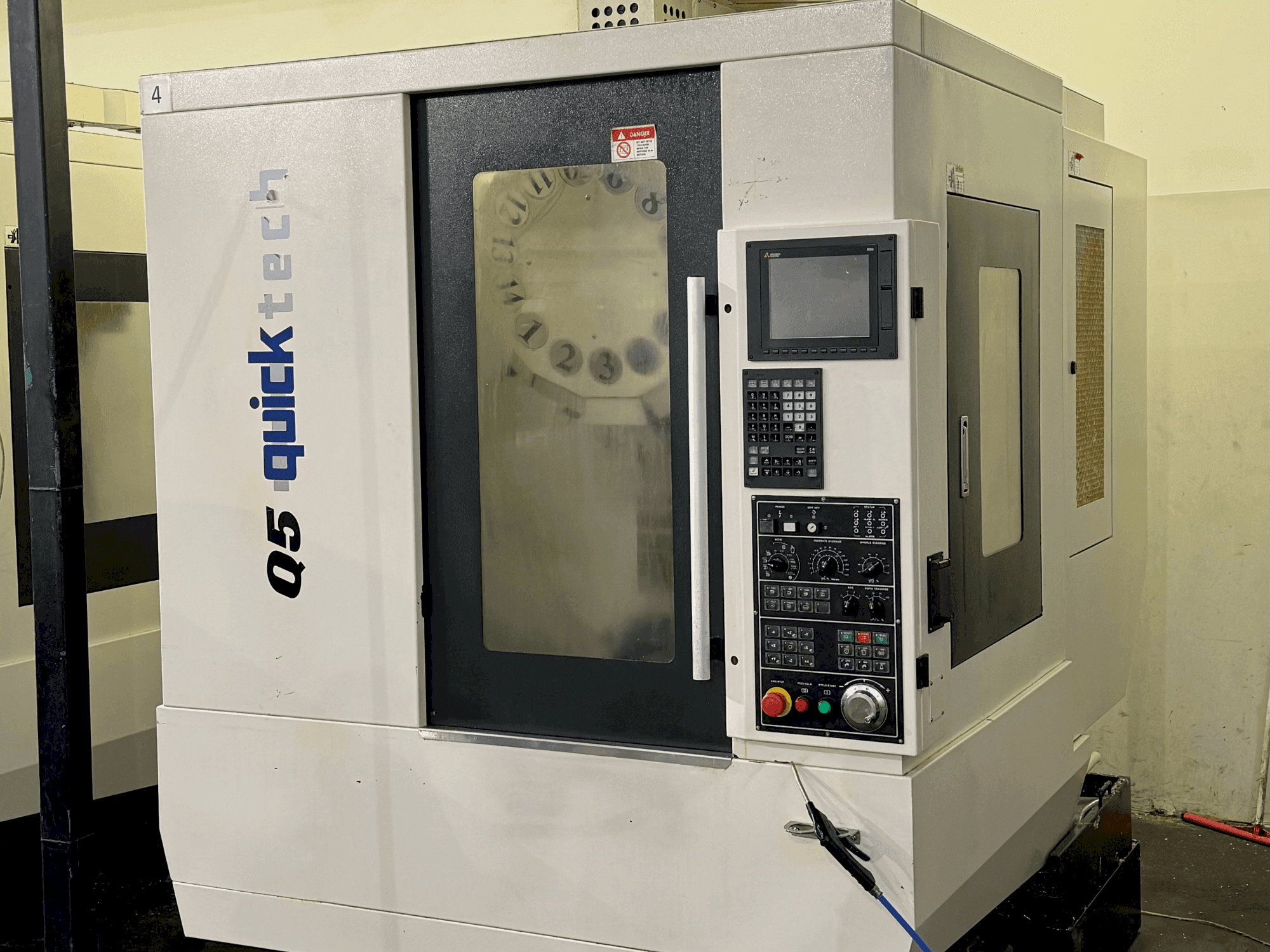 Frontansicht der Quick-Tech Q5 Maschine