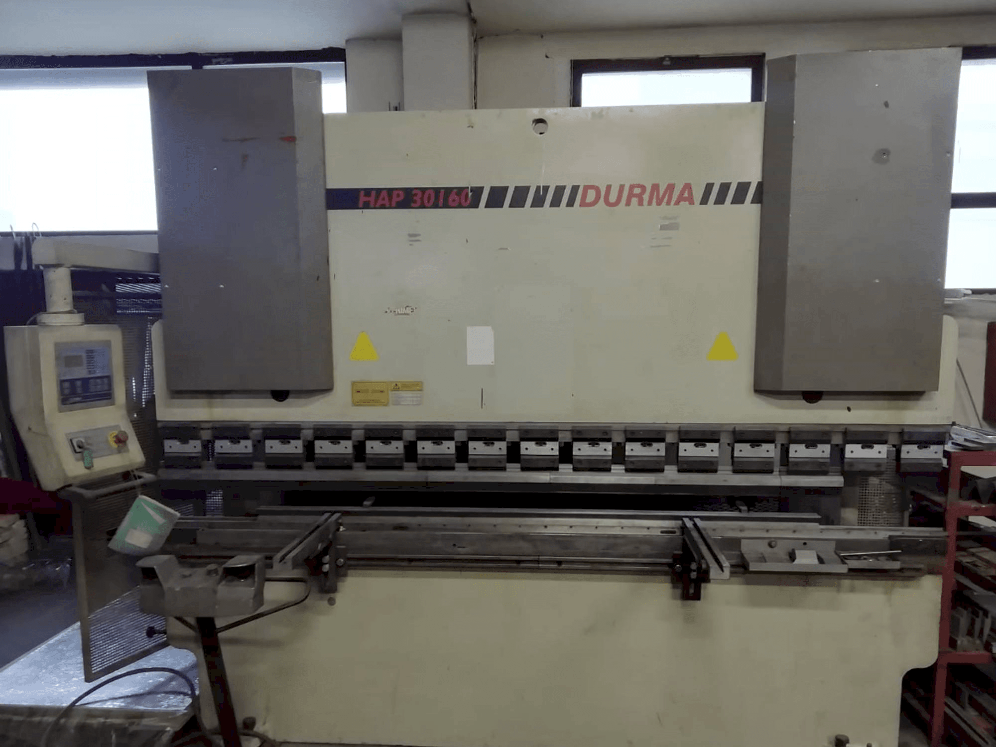 Frontansicht der Durma HAP 30160 Maschine