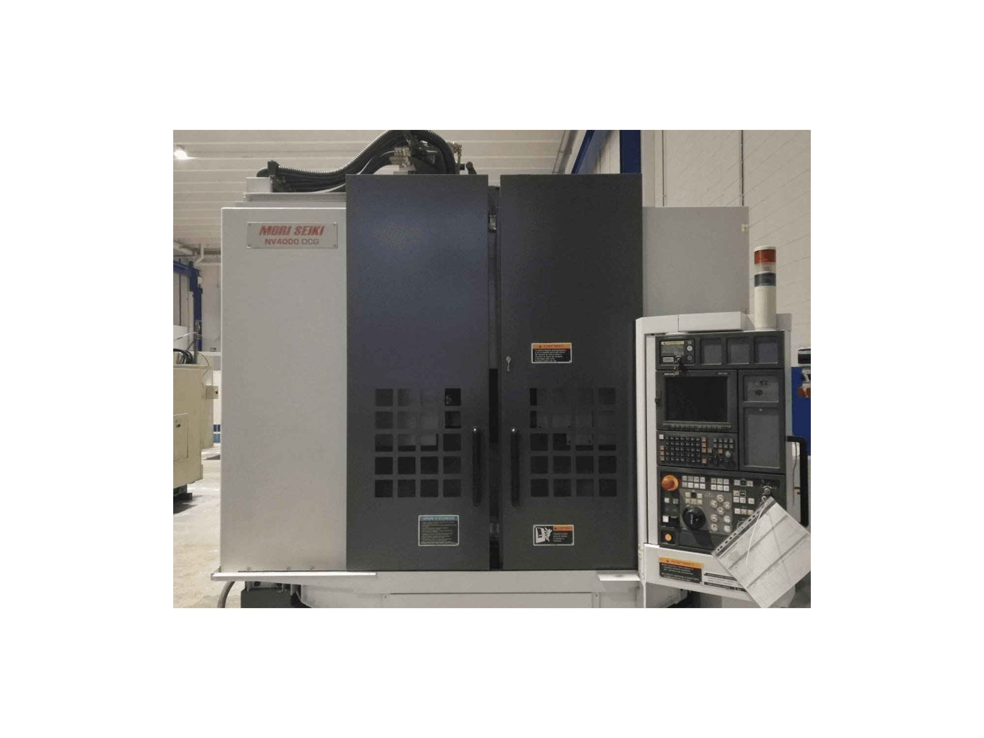Frontansicht der MORI SEIKI NV 4000 DCG Maschine