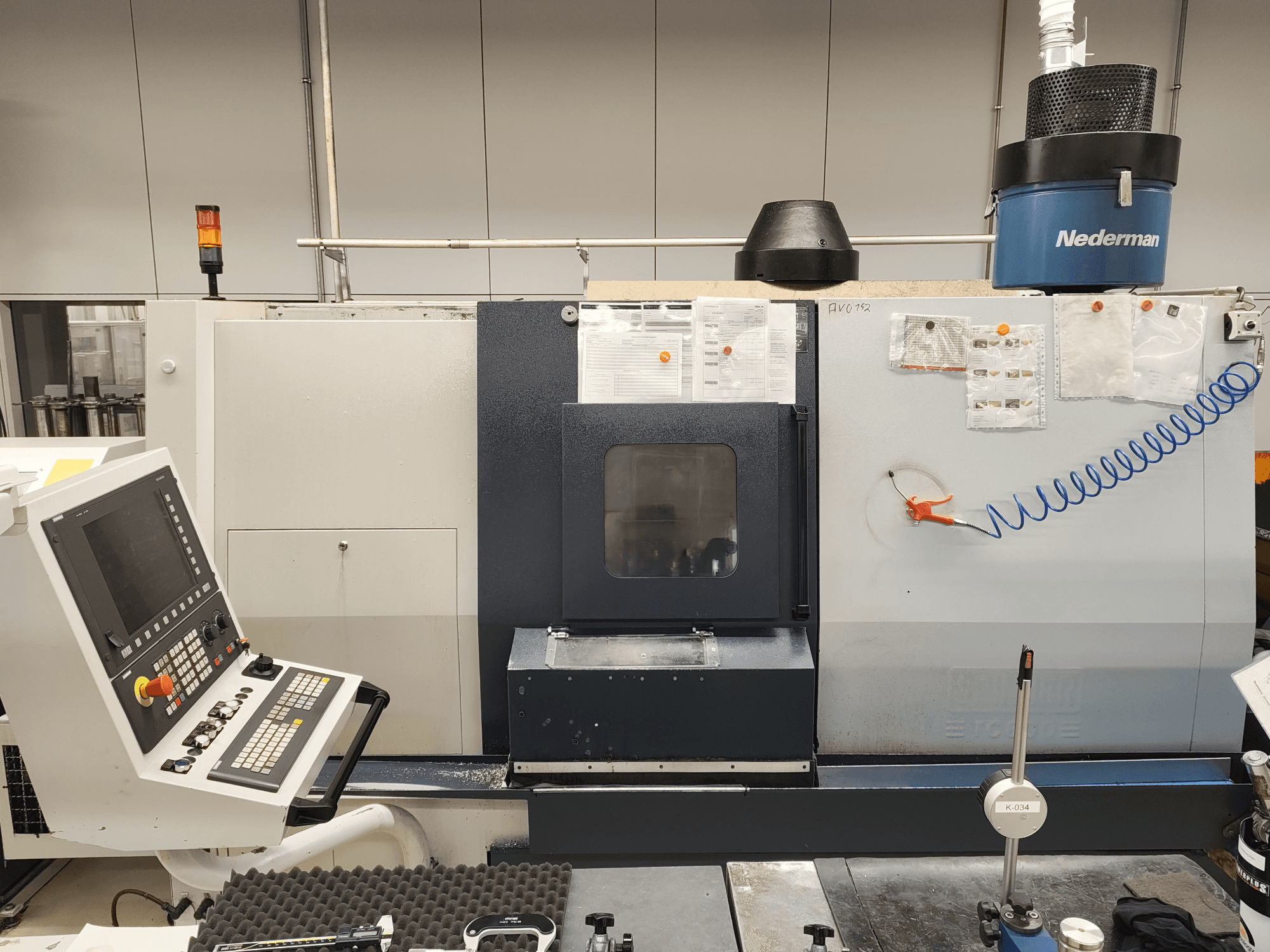 Vorderansicht der Horizontal-Drehmaschine SPINNER TC 800 110 MC mit Bedienfeld, Werkzeugmagazin und Betriebsanzeigen.