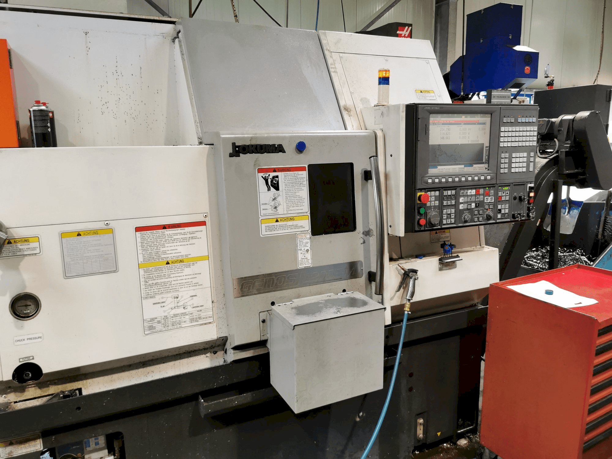 Frontansicht der Okuma GENOS L200E-MY Maschine