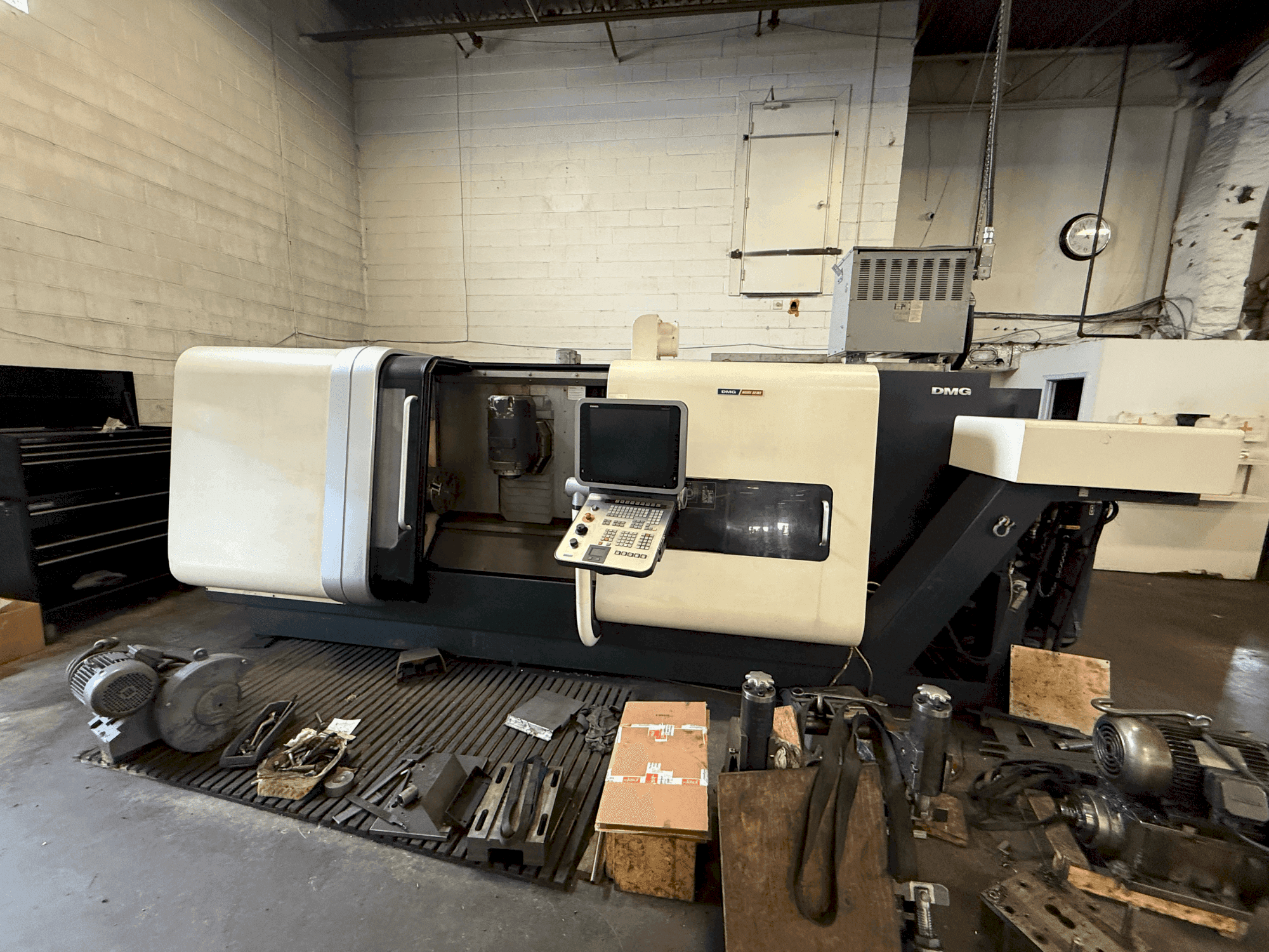 Frontansicht der DMG CTX Beta 1250 TC Maschine