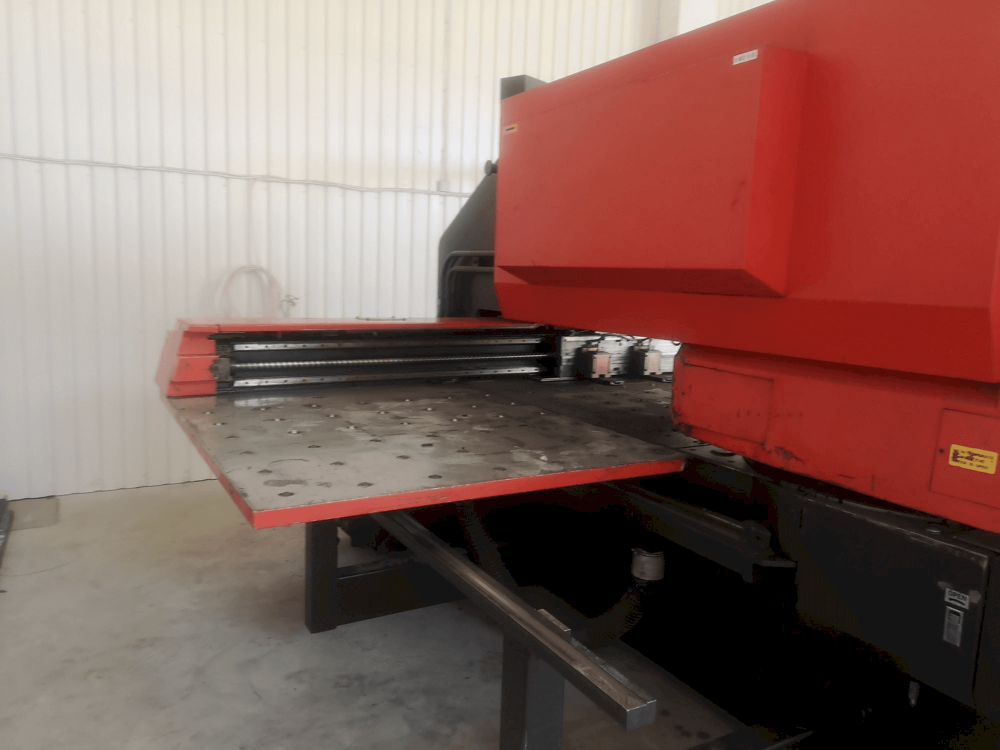 Frontansicht der AMADA Maschine