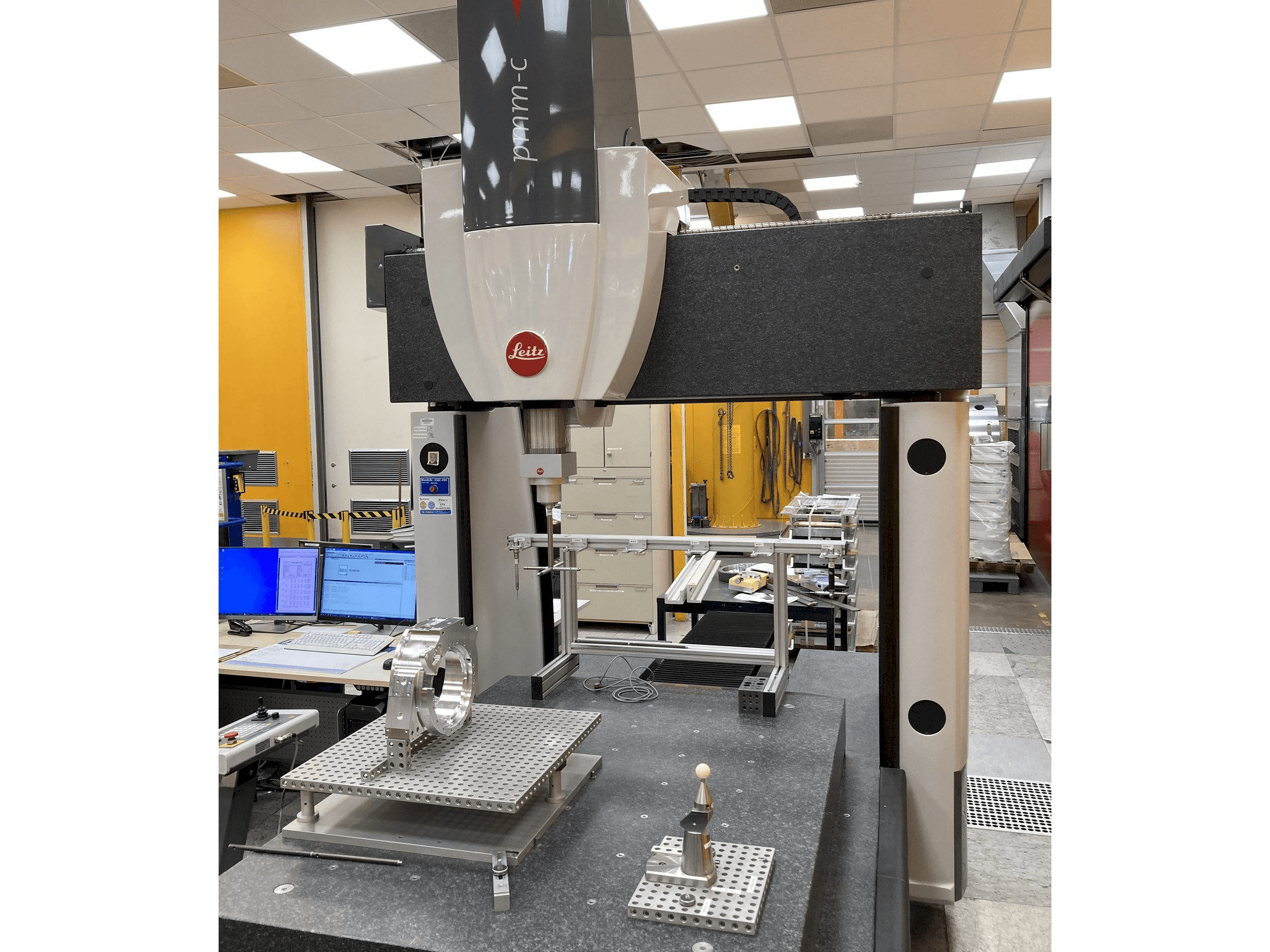 Frontansicht der Hexagon Leitz PMM-C Maschine