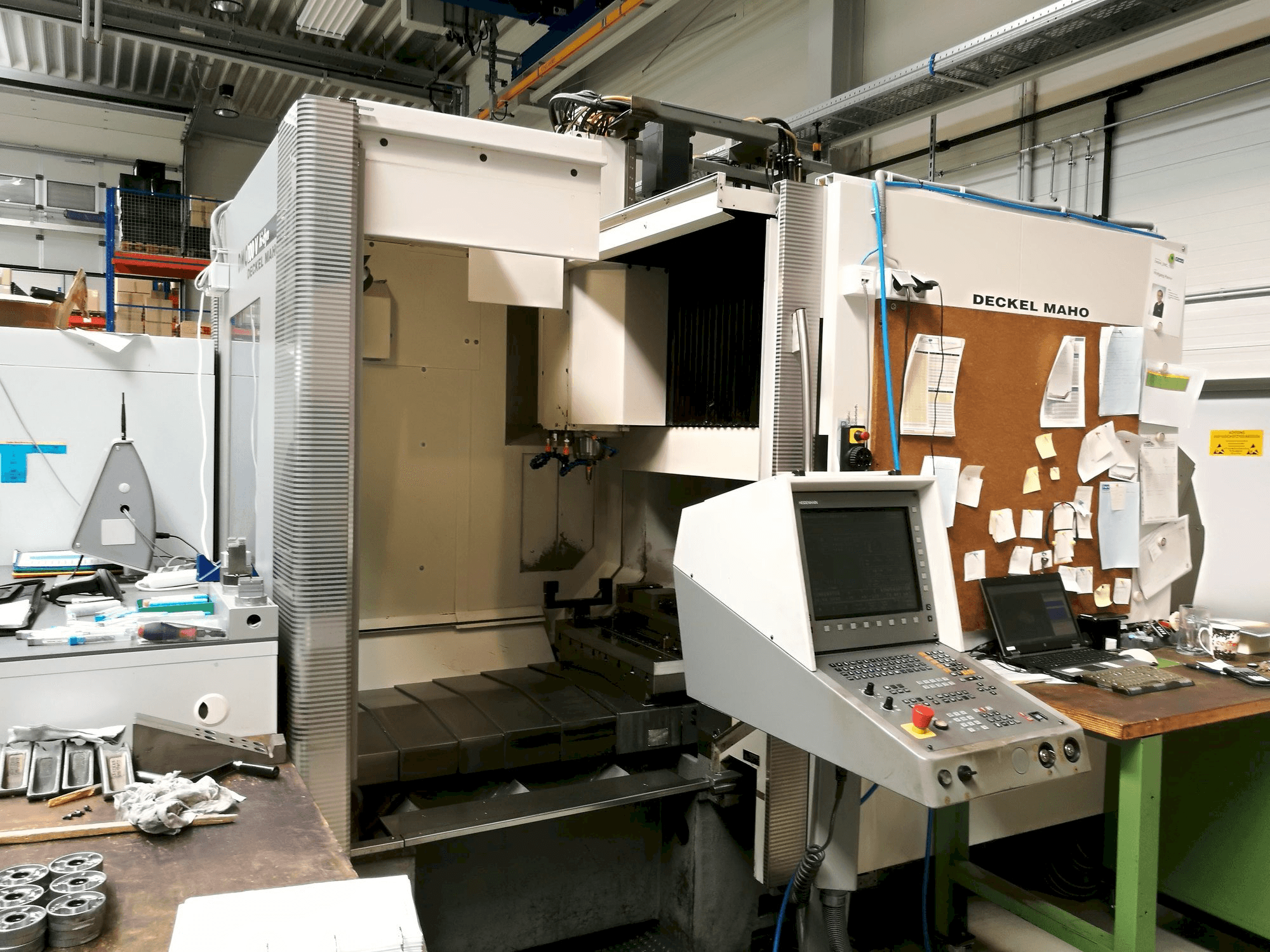 Frontansicht der DECKEL MAHO DMC 100 V Hi-Dyn Maschine