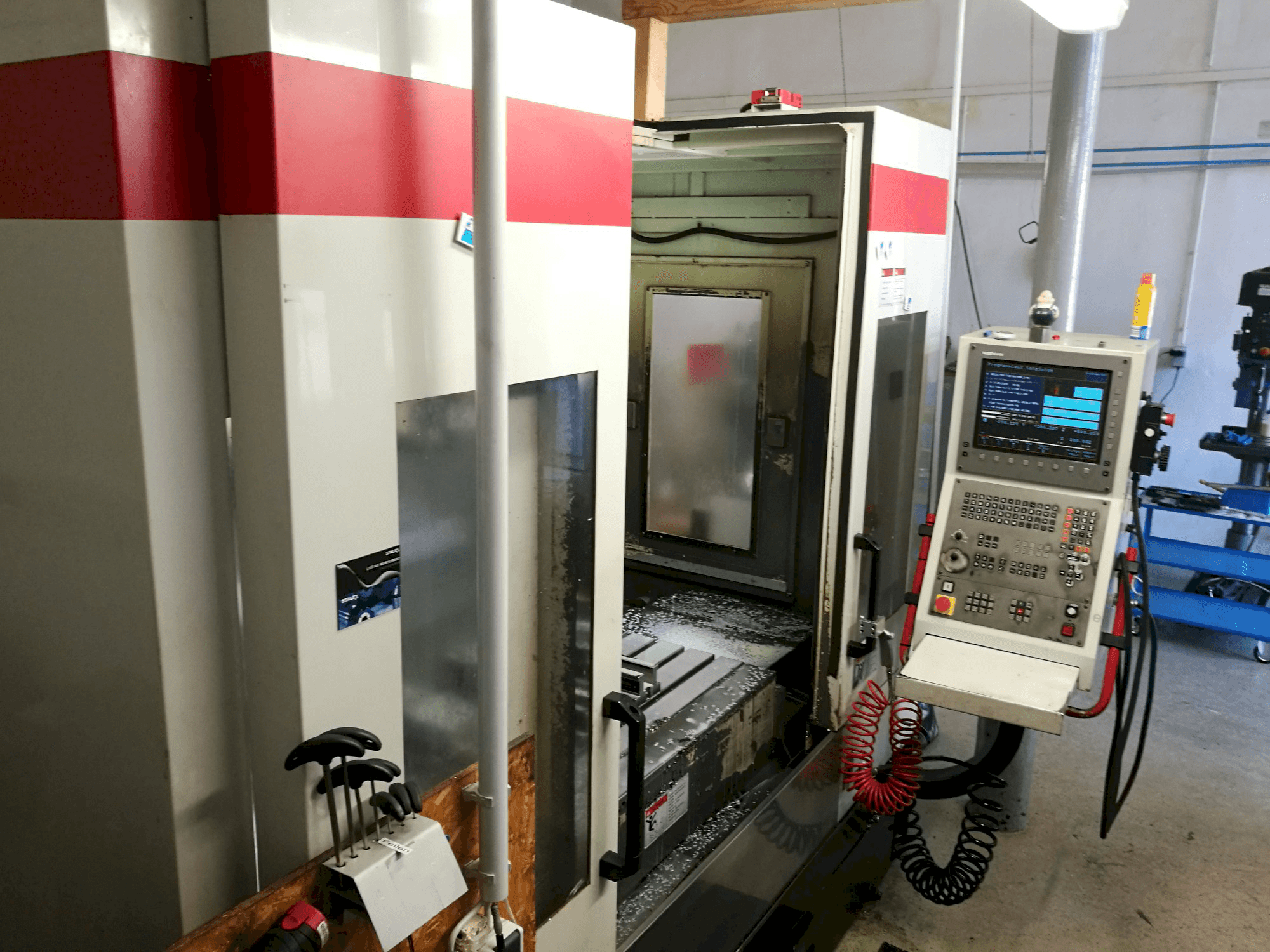 Linke Ansicht der Quaser MV 204 II E Maschine