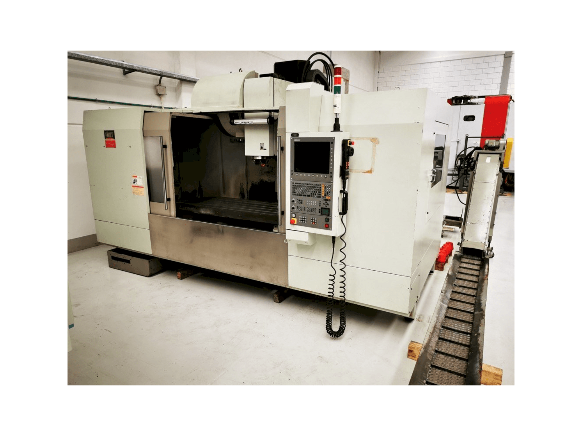 Frontansicht der FIRST MCV 1500 Maschine