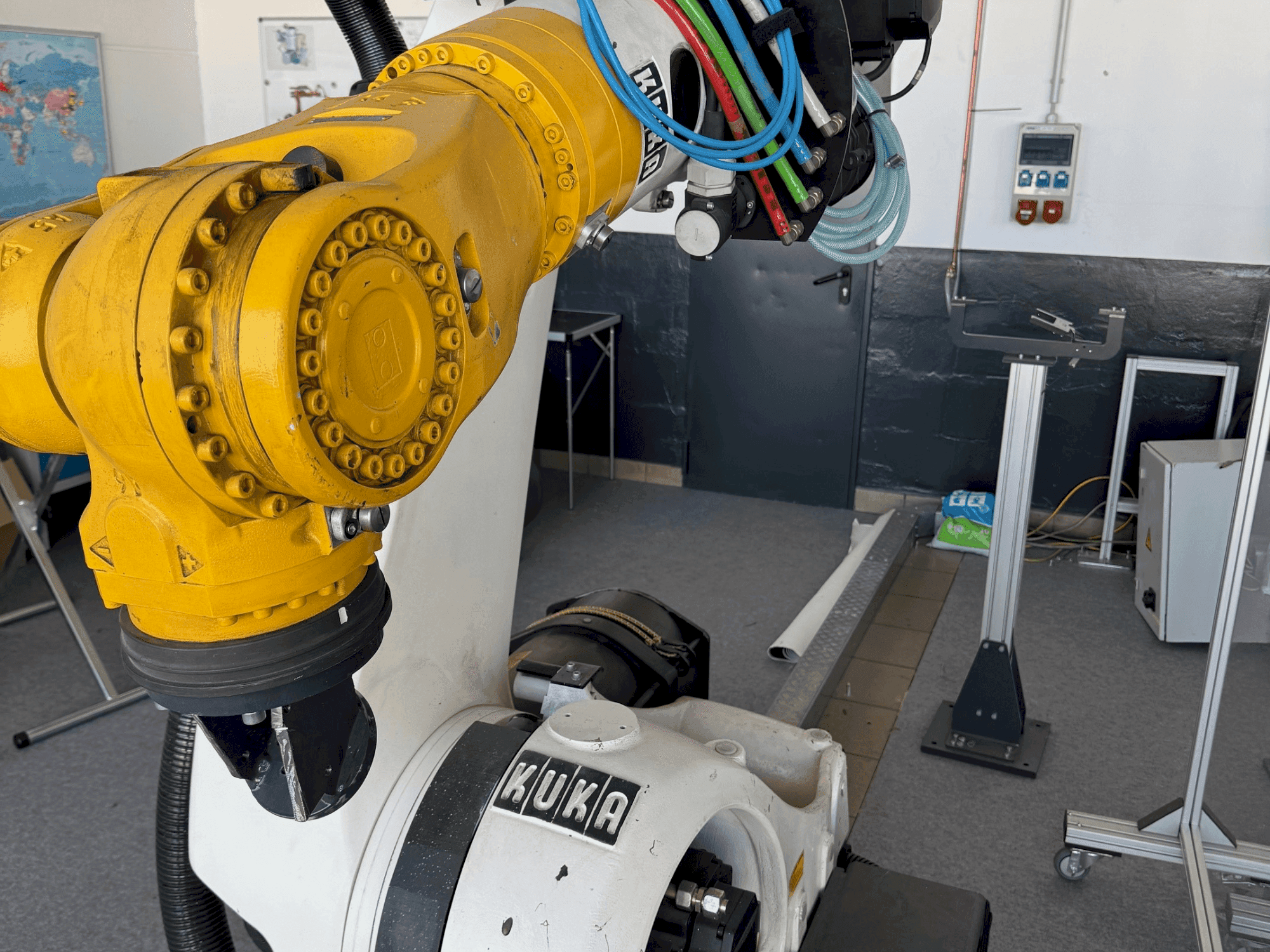 Frontansicht der KUKA KR210 2000-2 Maschine