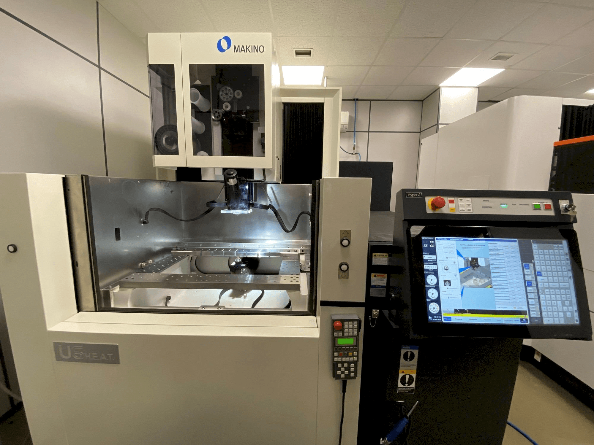 Frontansicht der Makino U6 H.E.A.T. Maschine