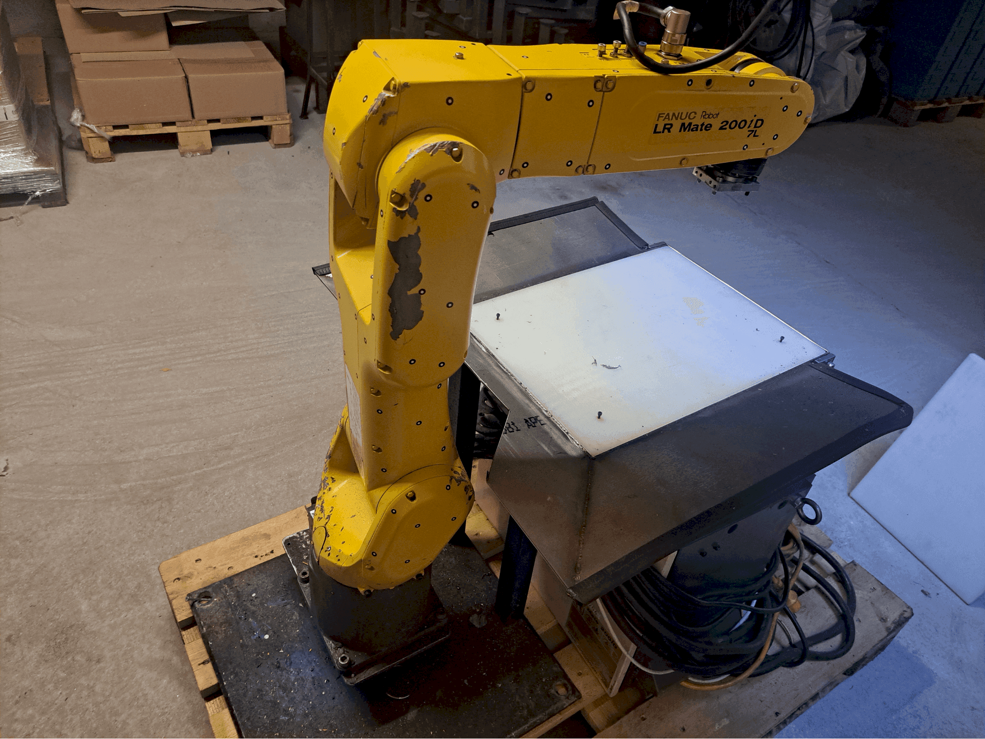 Frontansicht der FANUC LR Mate 200iD/7L Maschine