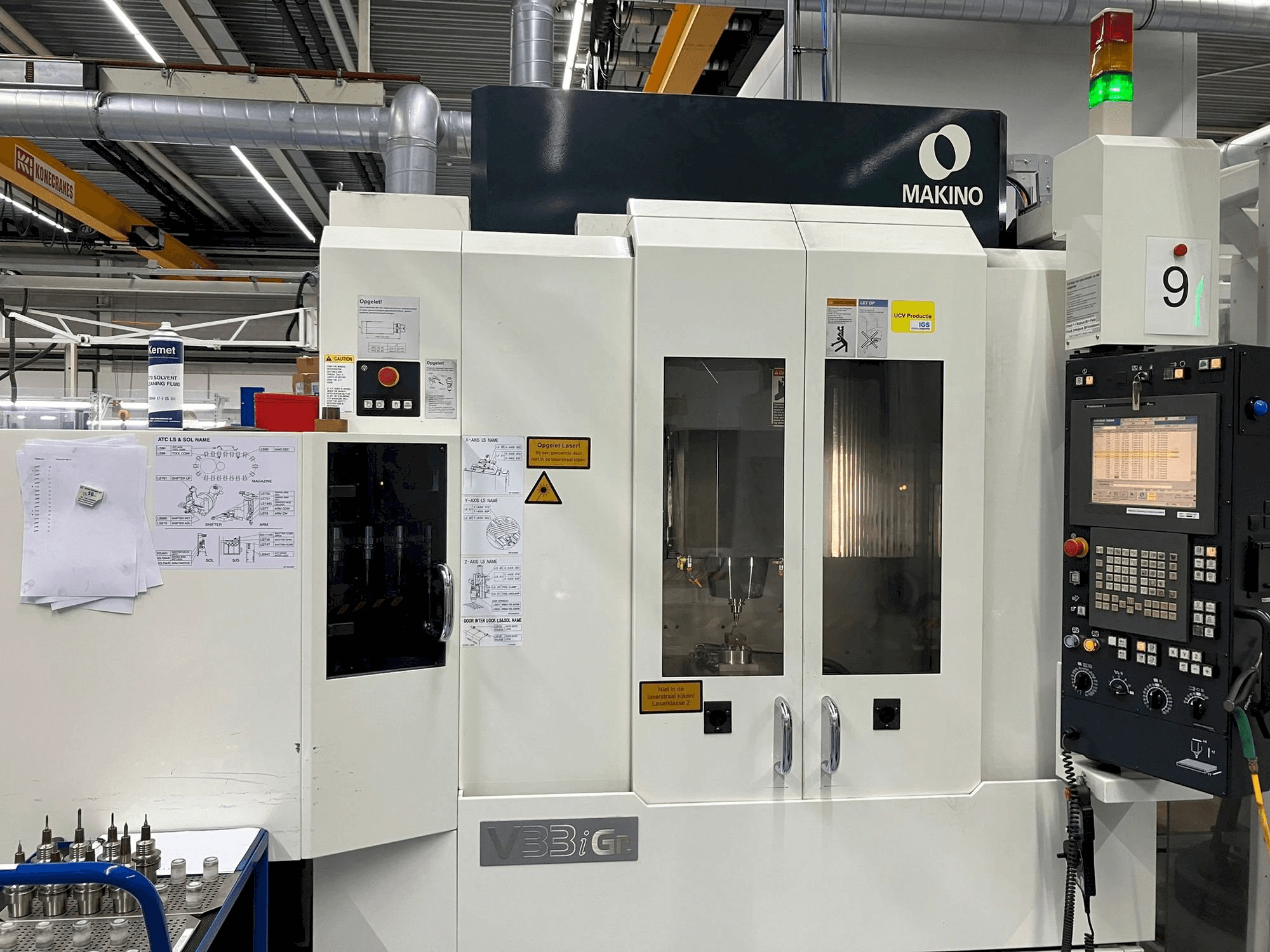Frontansicht der Makino V33i Graphite Maschine