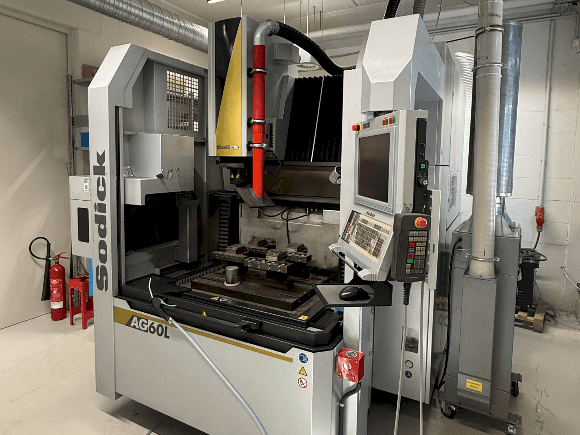 Frontansicht der Sodick AG60L Maschine
