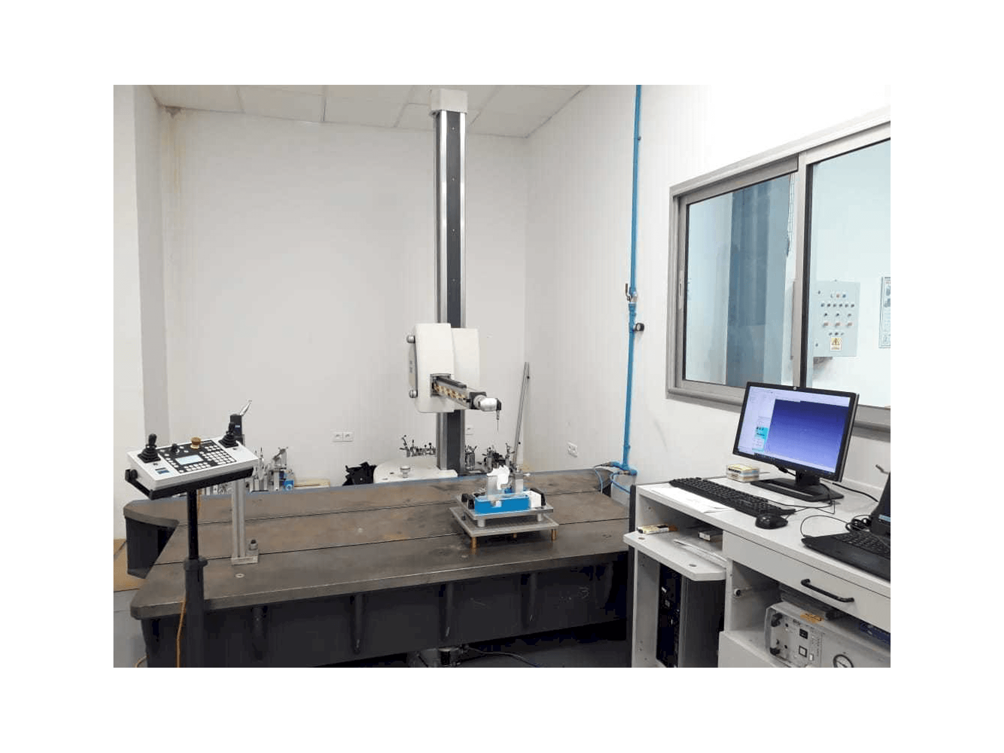 Frontansicht der ZEISS Carmet CNC Maschine