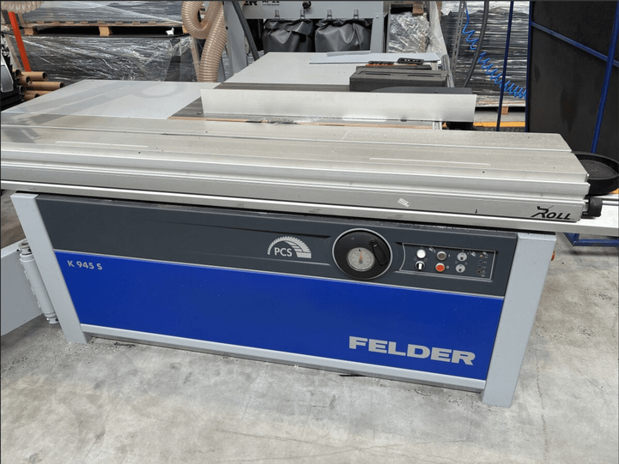 FELDER K 945 S Plattensäge, Vorderansicht mit Bedienfeld, Tisch und Sicherheitsvorrichtungen, aufgestellt auf einem Werkstattboden.