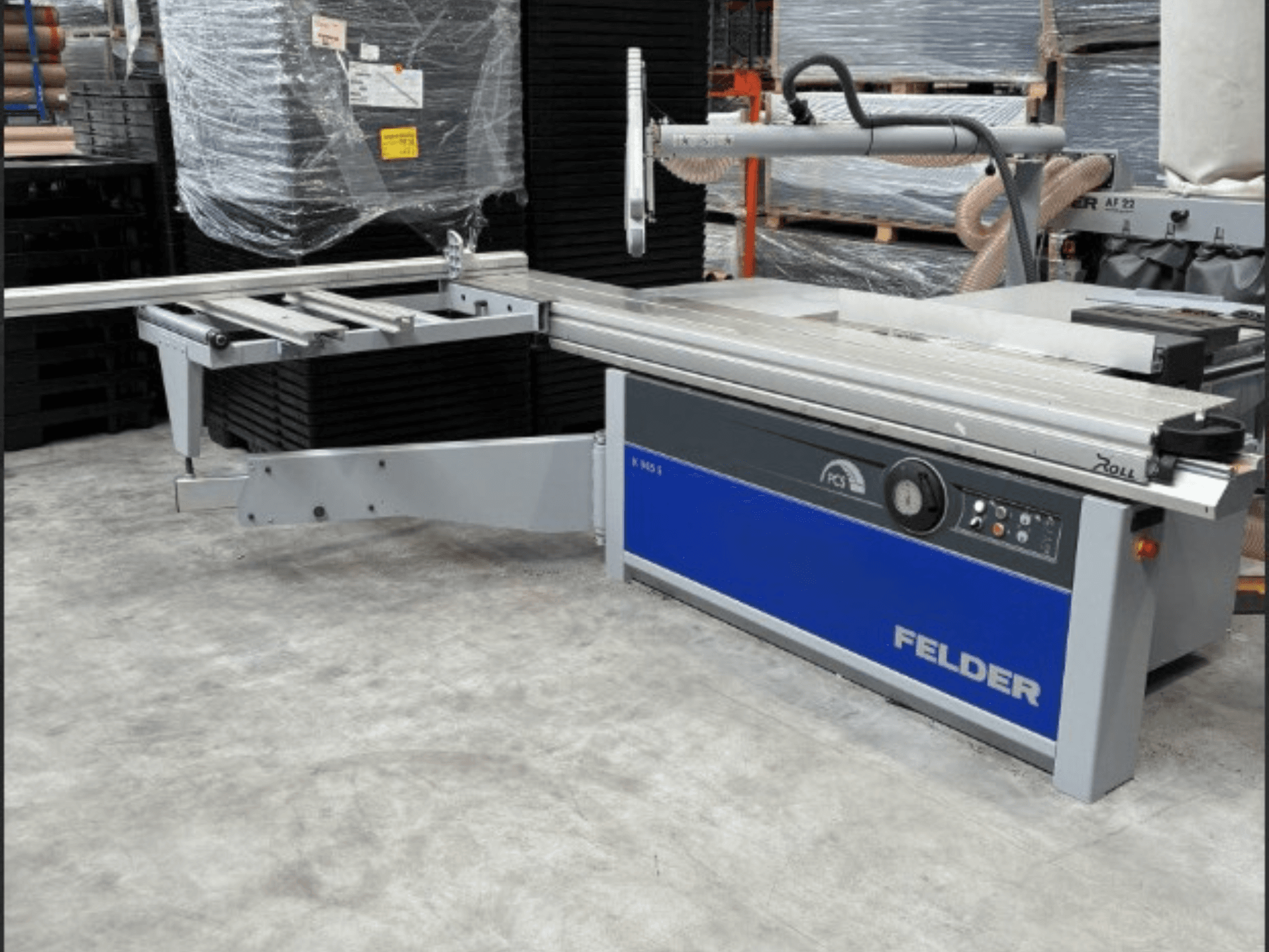 FELDER K 945S Plattensäge, Vorderansicht mit verstellbarem Tisch und Bedienfeld, aufgestellt in einer Lagerhalle.