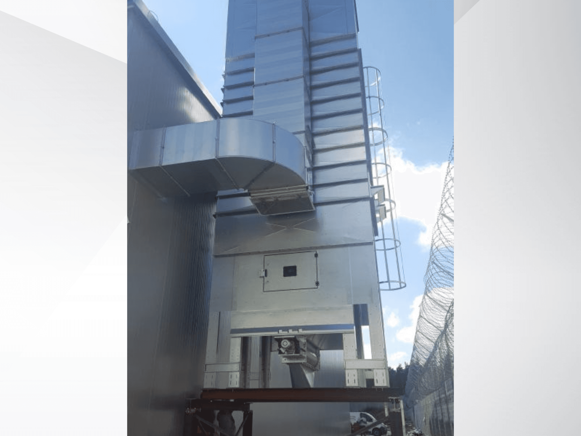 NAWARA RUBIN 2030 Holzbearbeitungsmaschine, Seitenansicht mit Metallstruktur und Kanälen vor blauem Himmel.