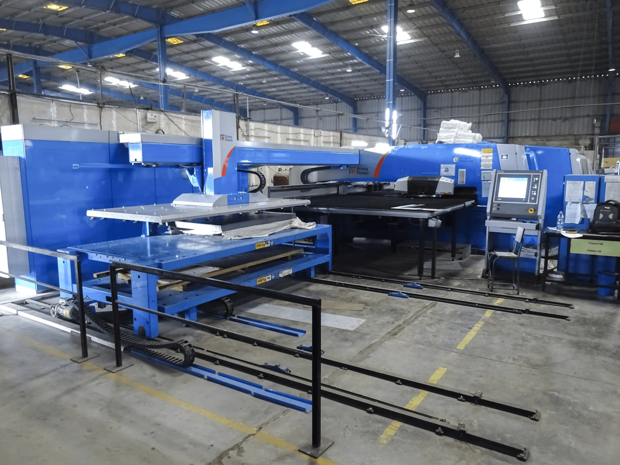 Rechte Ansicht der Prima Power Shear Genius e6 Maschine