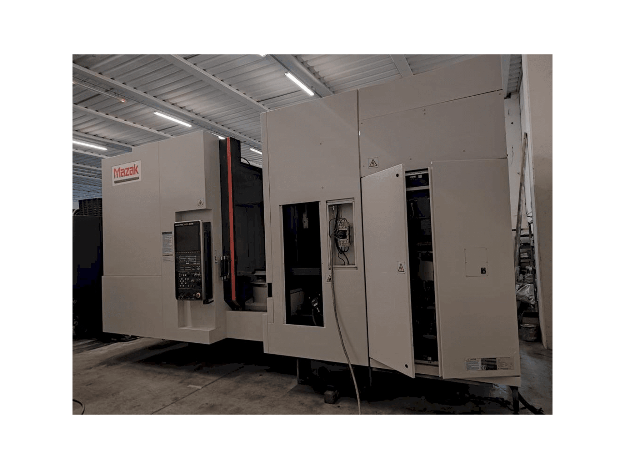 Frontansicht der Mazak HCN 6000 Maschine