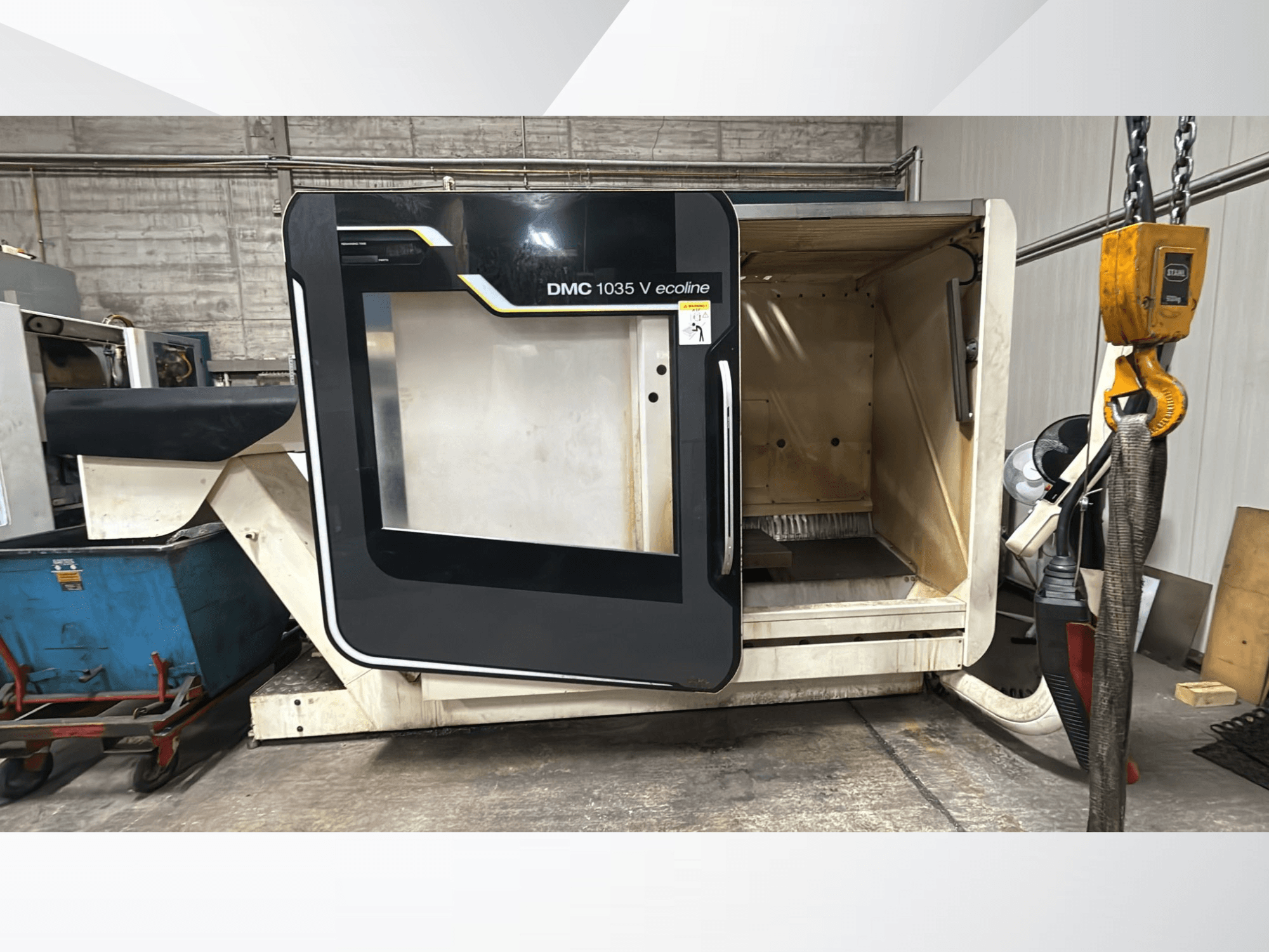 CNC-Maschine DMC 1035 V ecoline, Vorderansicht, mit geöffneter Tür, die einen leeren Innenraum und ein Bedienfeld zeigt.