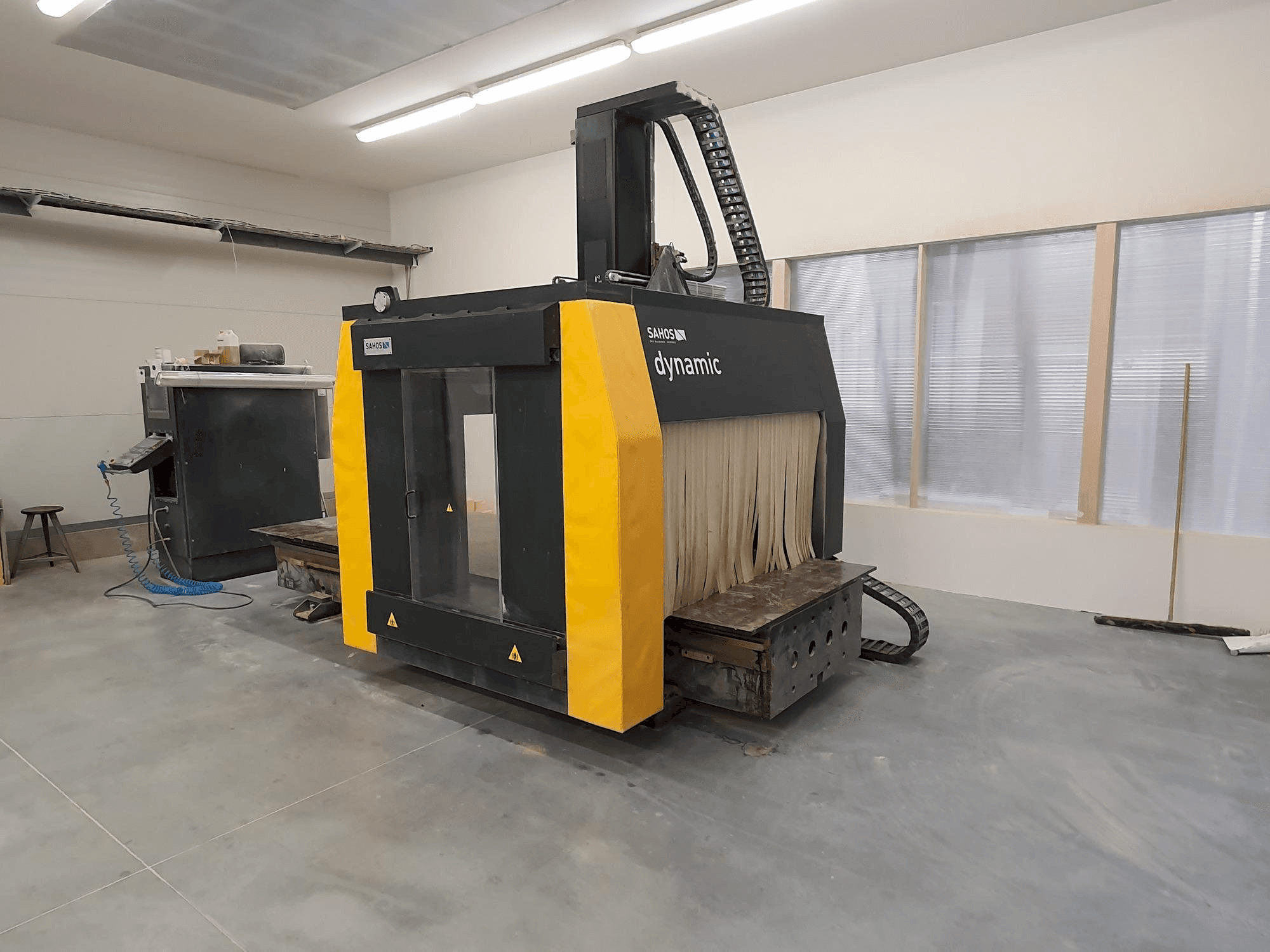 Frontansicht der Sahos Dynamic FC 3000 CNC 5X Maschine