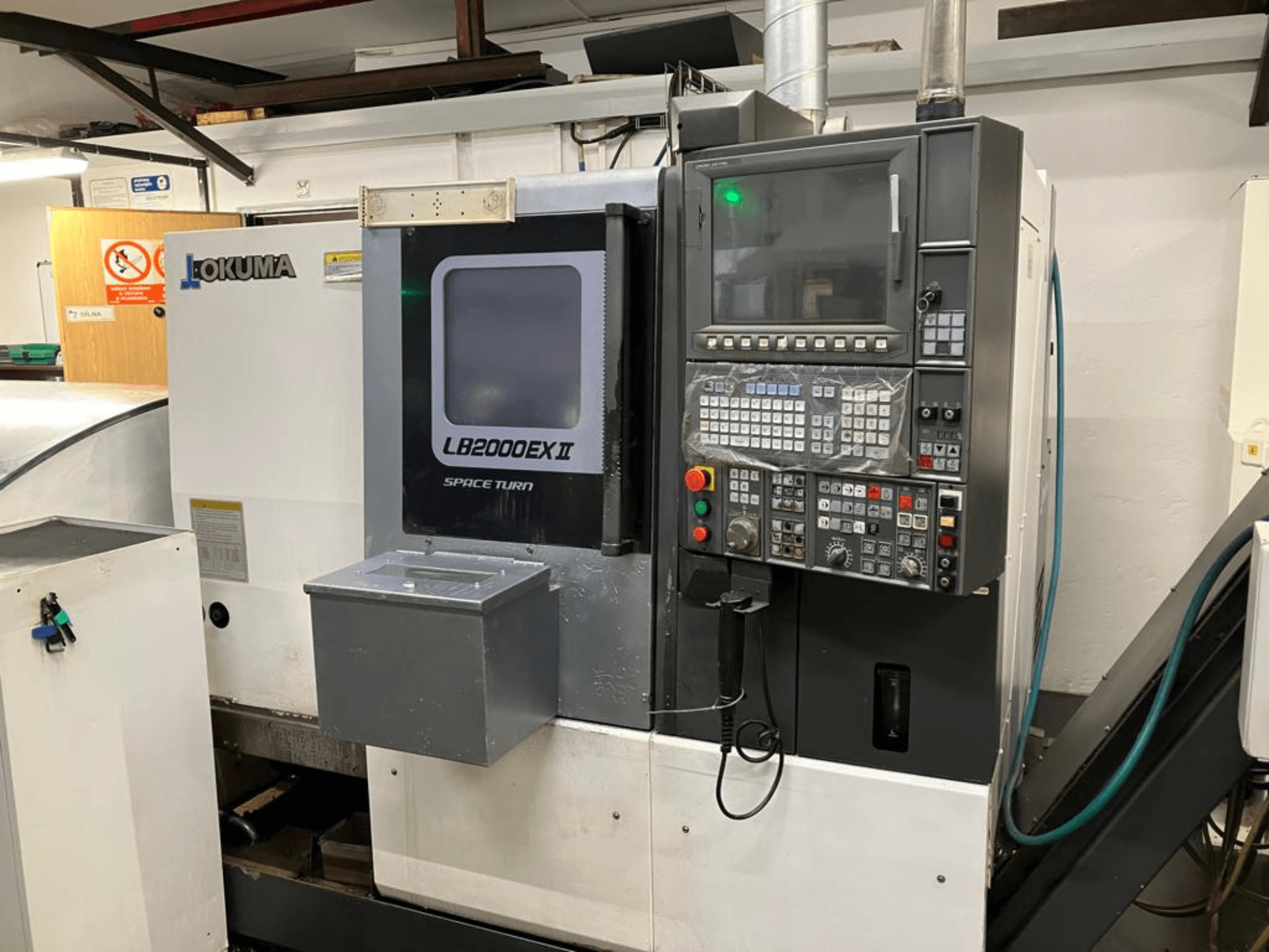 Okuma LB2000EXII MC Horizontaldrehmaschine, Frontansicht mit Bedienfeld und Betriebsfunktionen.