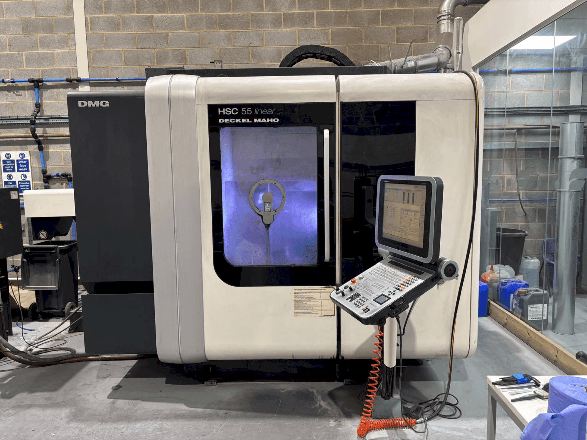 Frontansicht der DMG DECKEL MAHO HSC 55 linear Maschine