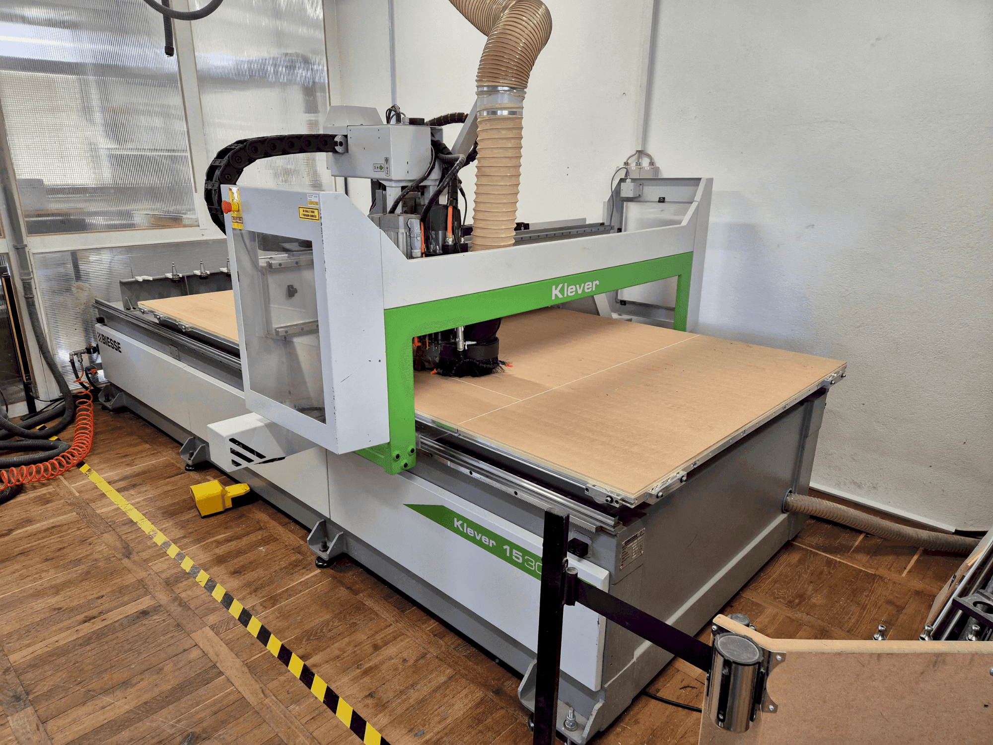 Frontansicht der BIESSE Klever 1530 G FT Maschine