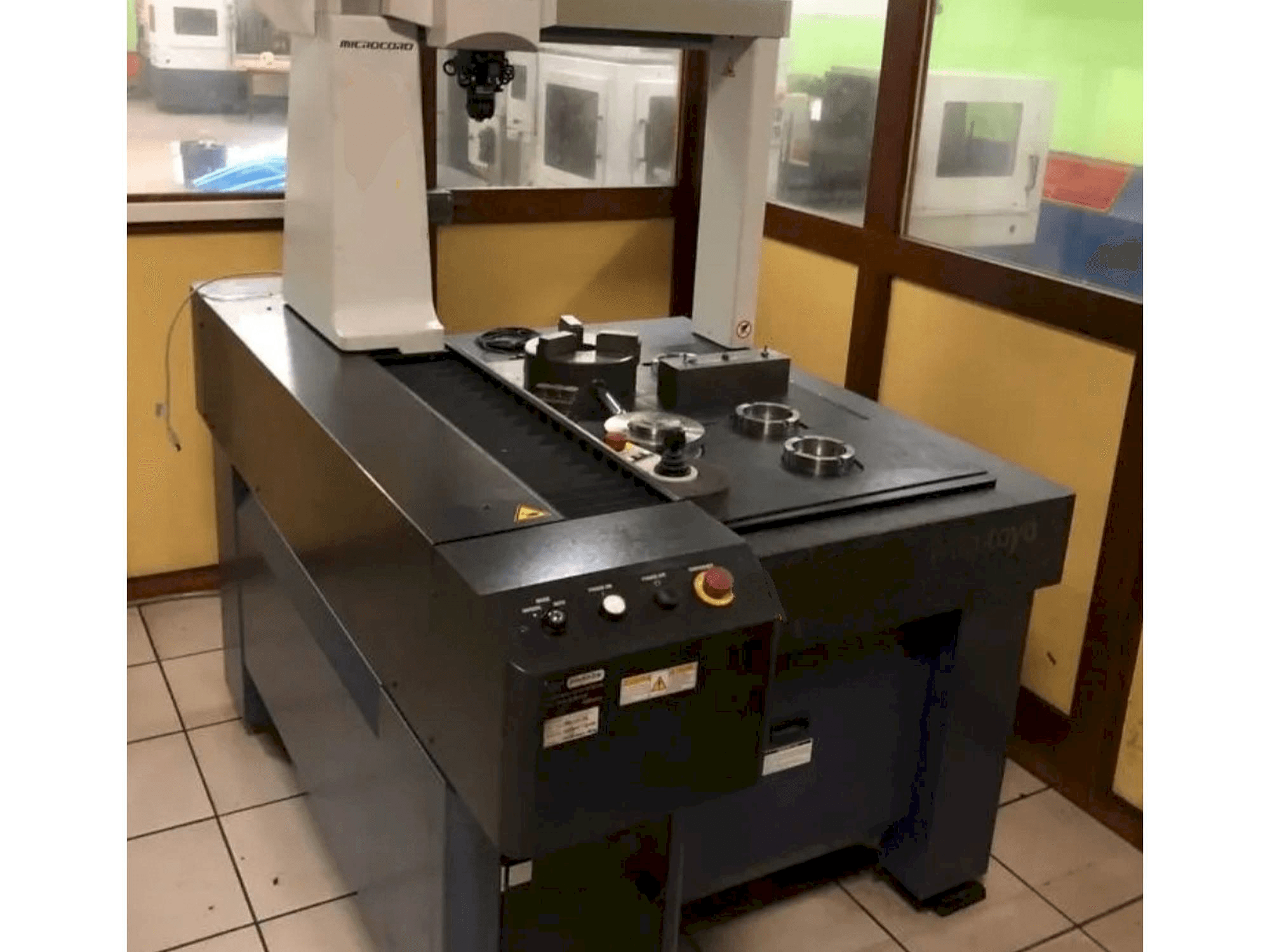 Frontansicht der Mitutoyo CRYSTA-APEX S574 Maschine