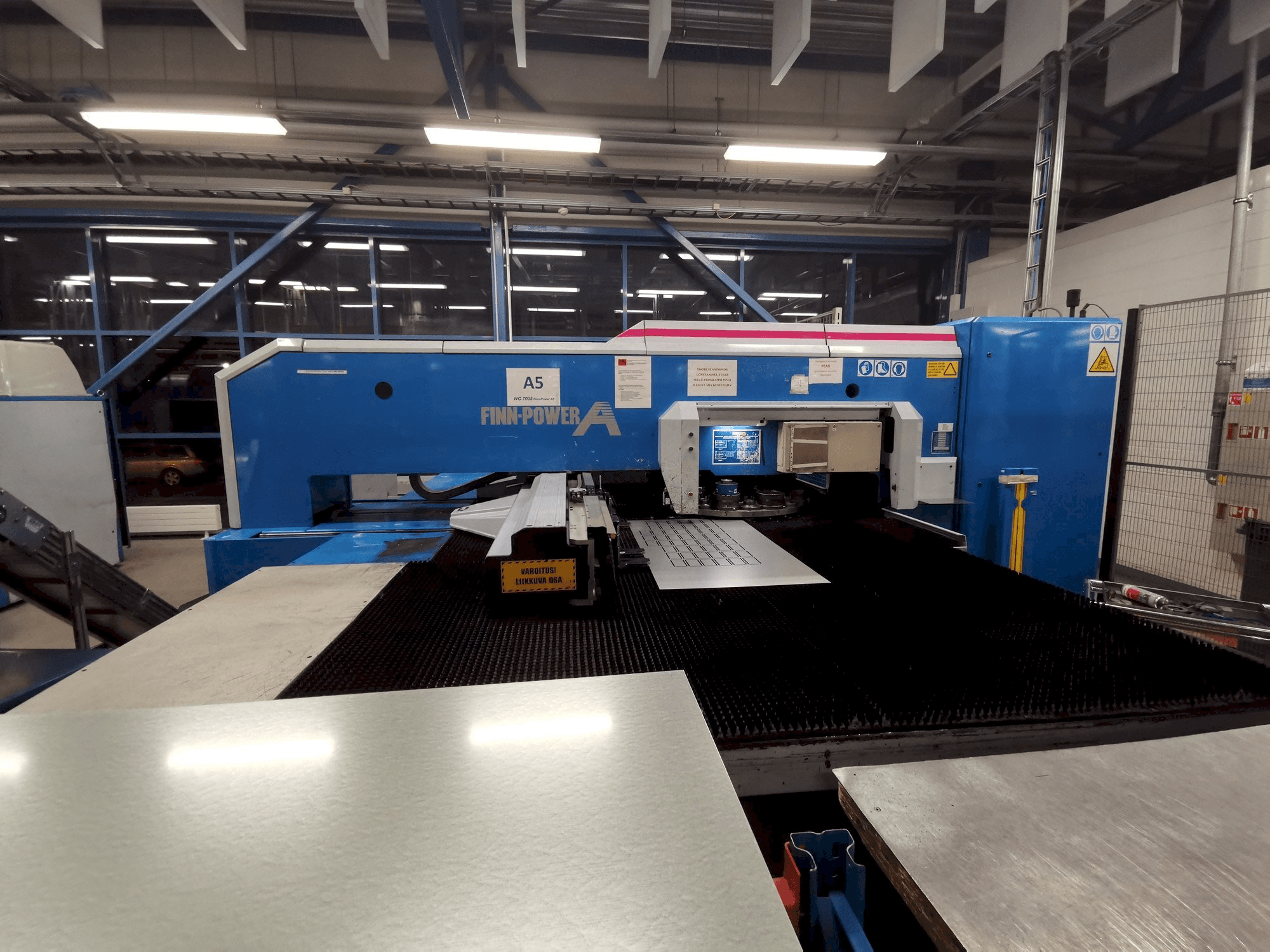 Frontansicht der Finn-Power A5-20SB Maschine