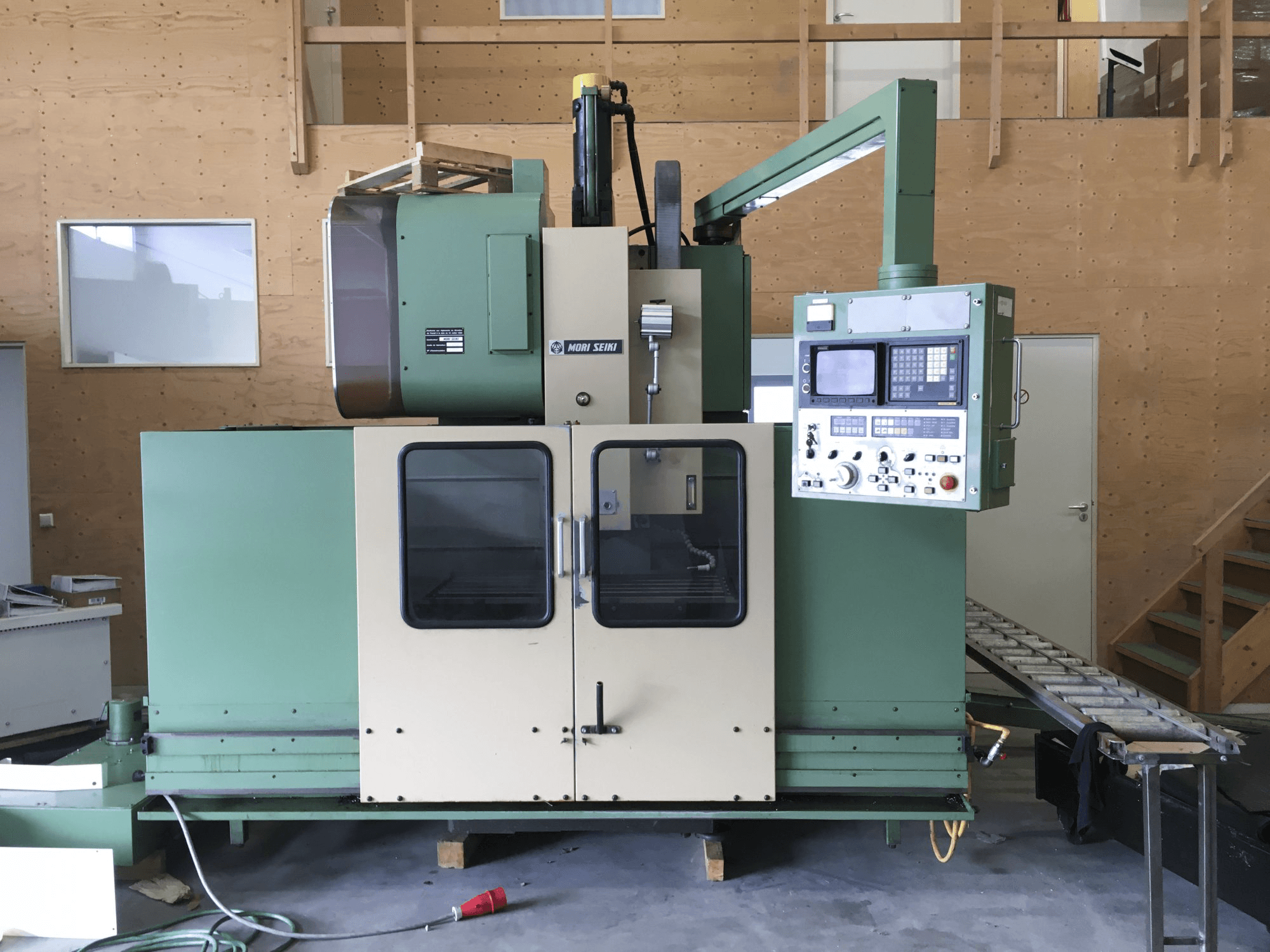 Frontansicht der MORI SEIKI MV-45/40 Maschine