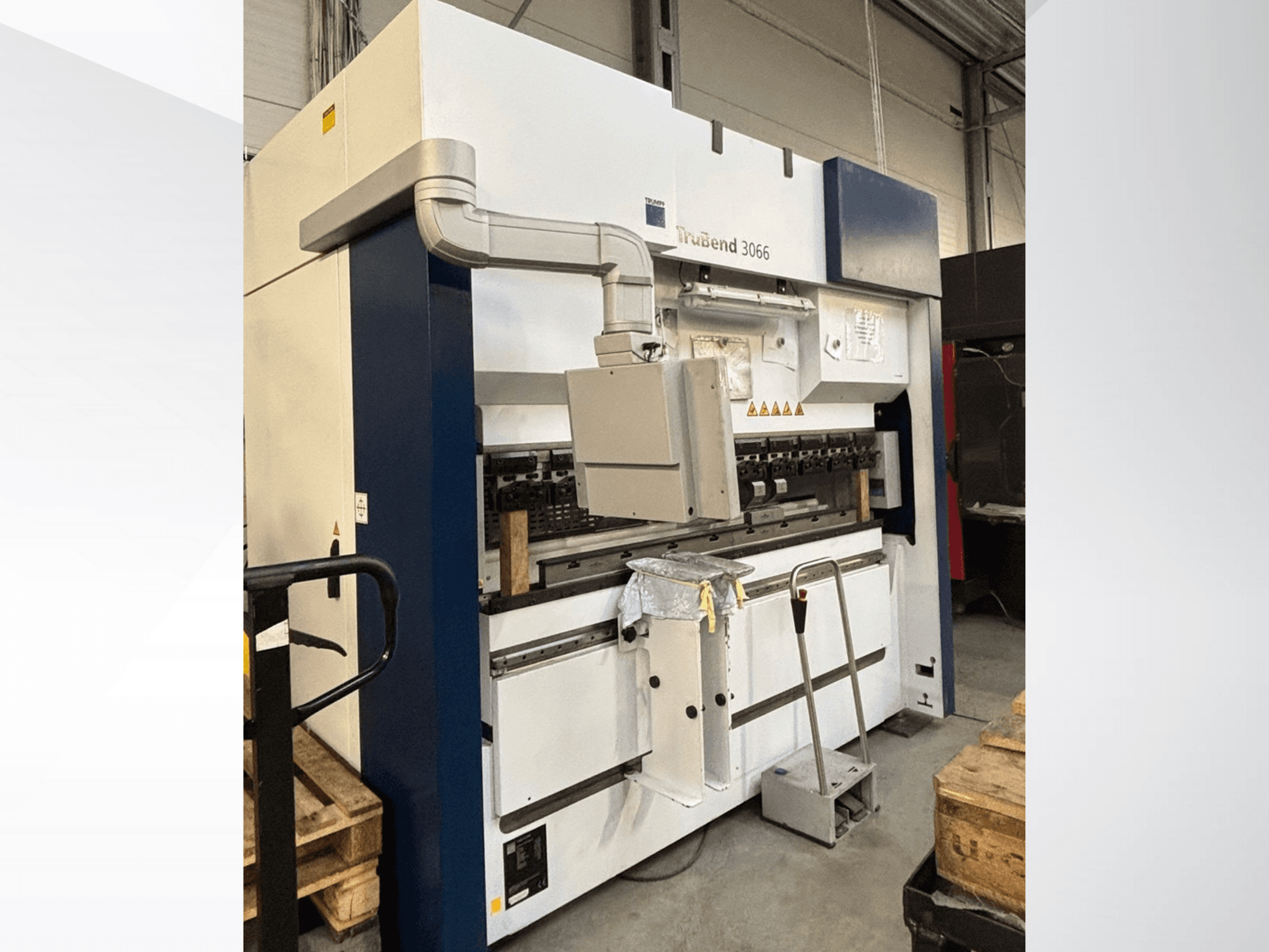 Trubend 3066 Biegemaschine, Vorderansicht, mit Bedienelementen, Metallrahmen und Sicherheitsvorrichtungen in einer Werkstattumgebung.