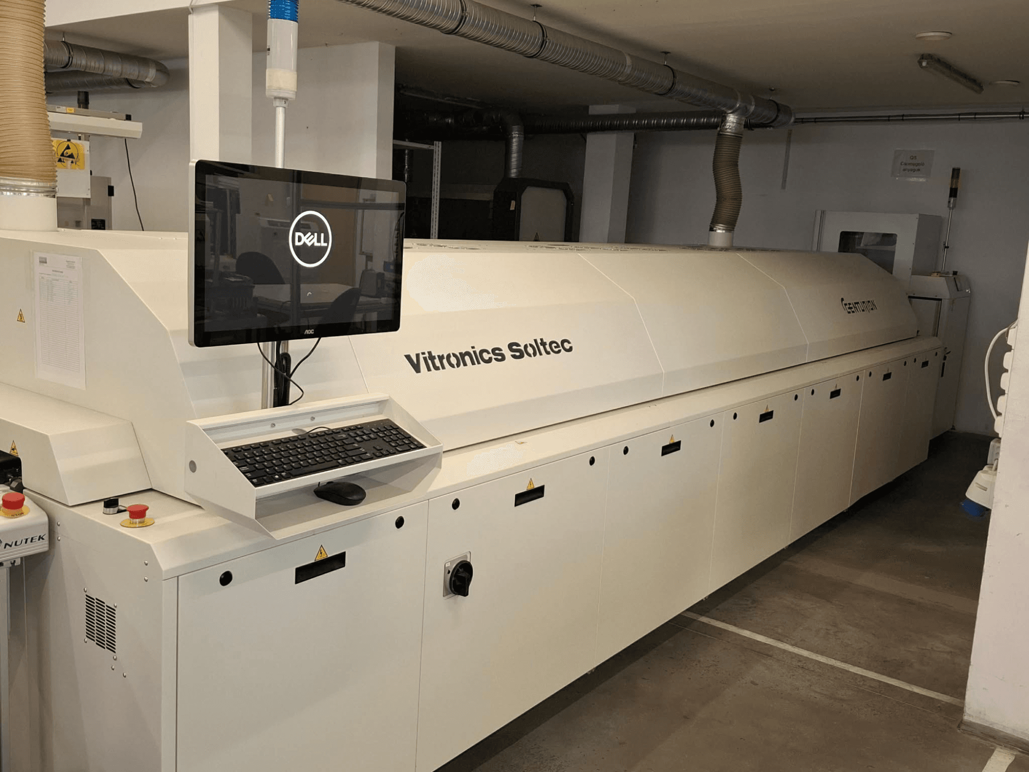 Frontansicht der CENTURION CT930-Automatisierungsausrüstung mit einem Dell-Monitor mit Tastatur und Steuertasten.