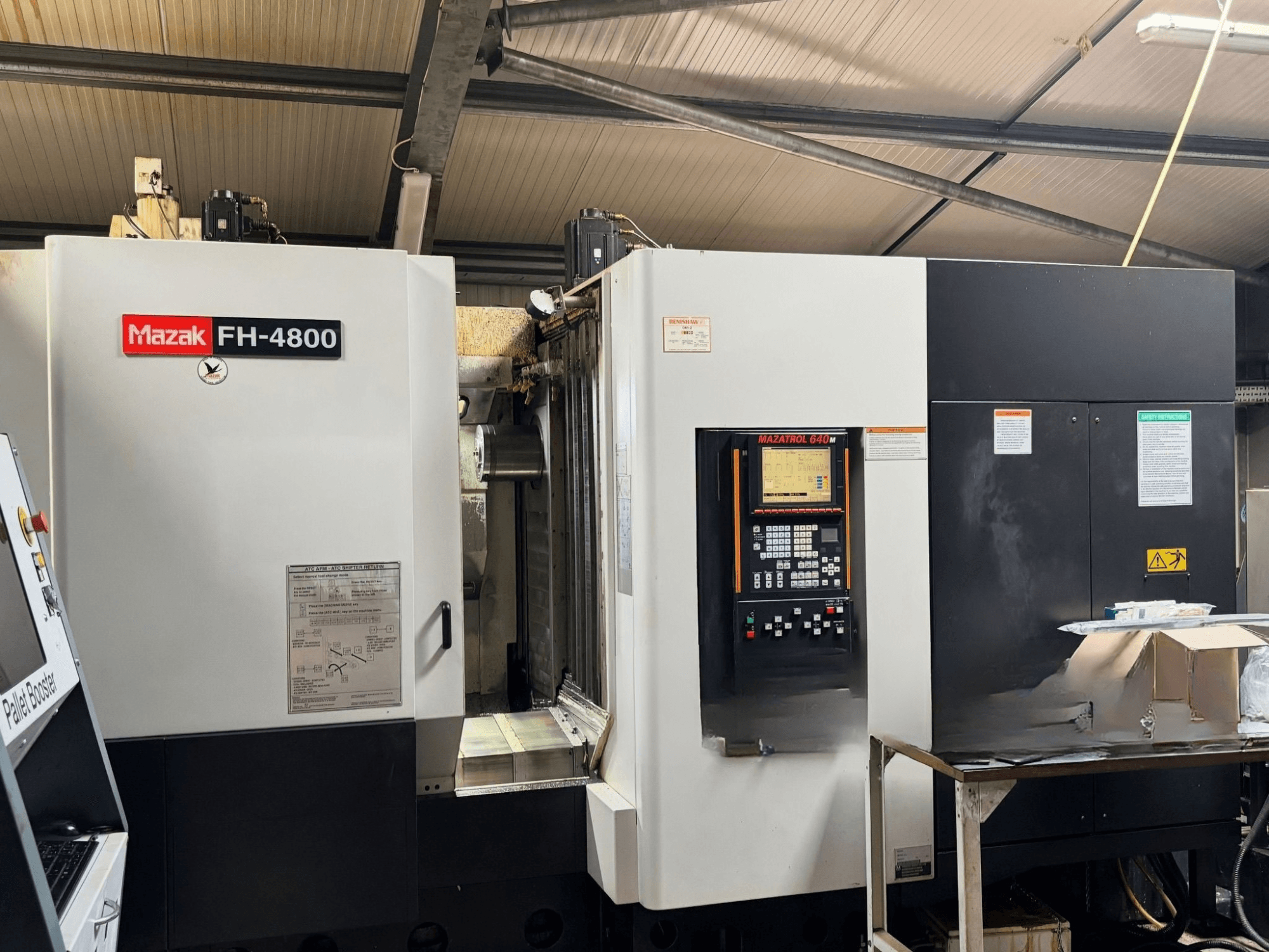 Horizontales Bearbeitungszentrum Mazak FH-4800, Vorderansicht mit Bedienfeld und Details der Maschine.