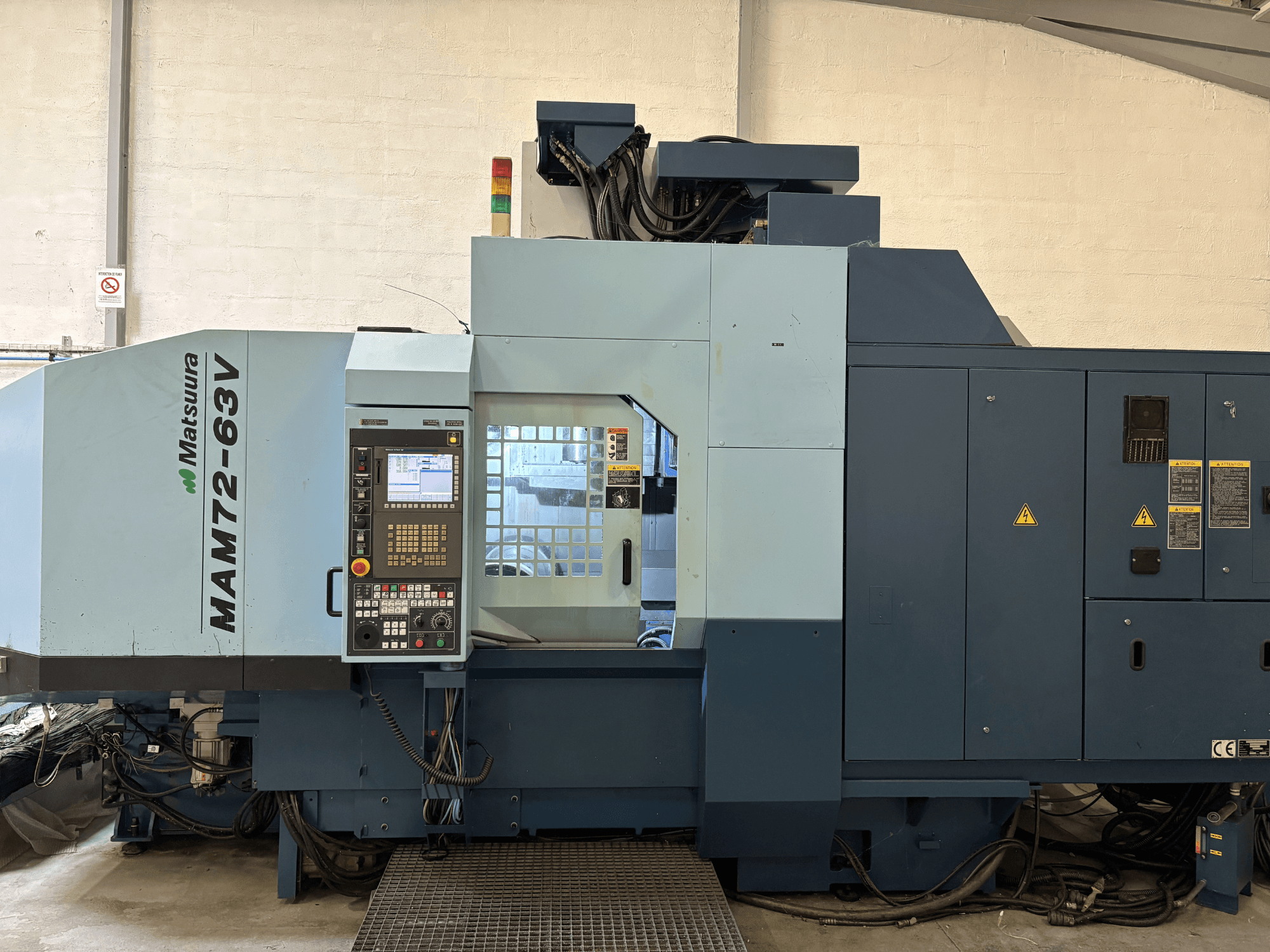 Matsuura MAM 72-63 V vertikales Bearbeitungszentrum, Frontansicht mit Bedienfeld und Sicherheitseinrichtungen.