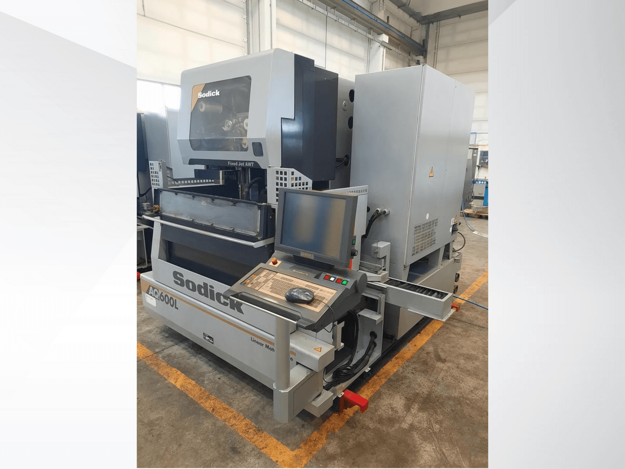 Sodick AC600L Linearmaschine in der Seitenansicht mit Bedienfeld, feststehender Düse und industriellen Designmerkmalen.