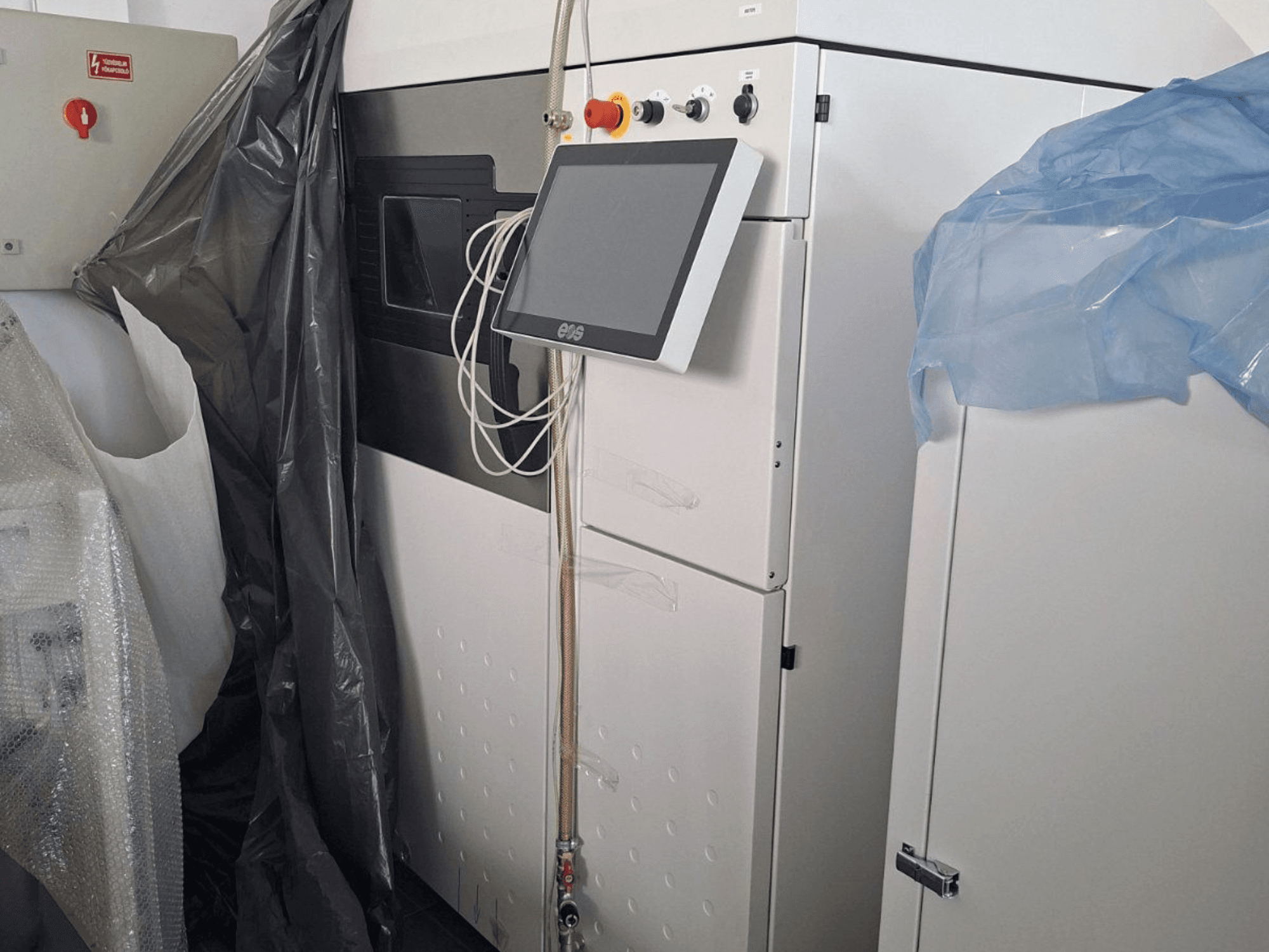 Frontansicht des 3D-Druckers EOS M 290 aus Metall, mit Touchscreen, Bedienfeld und Schutzabdeckungen.