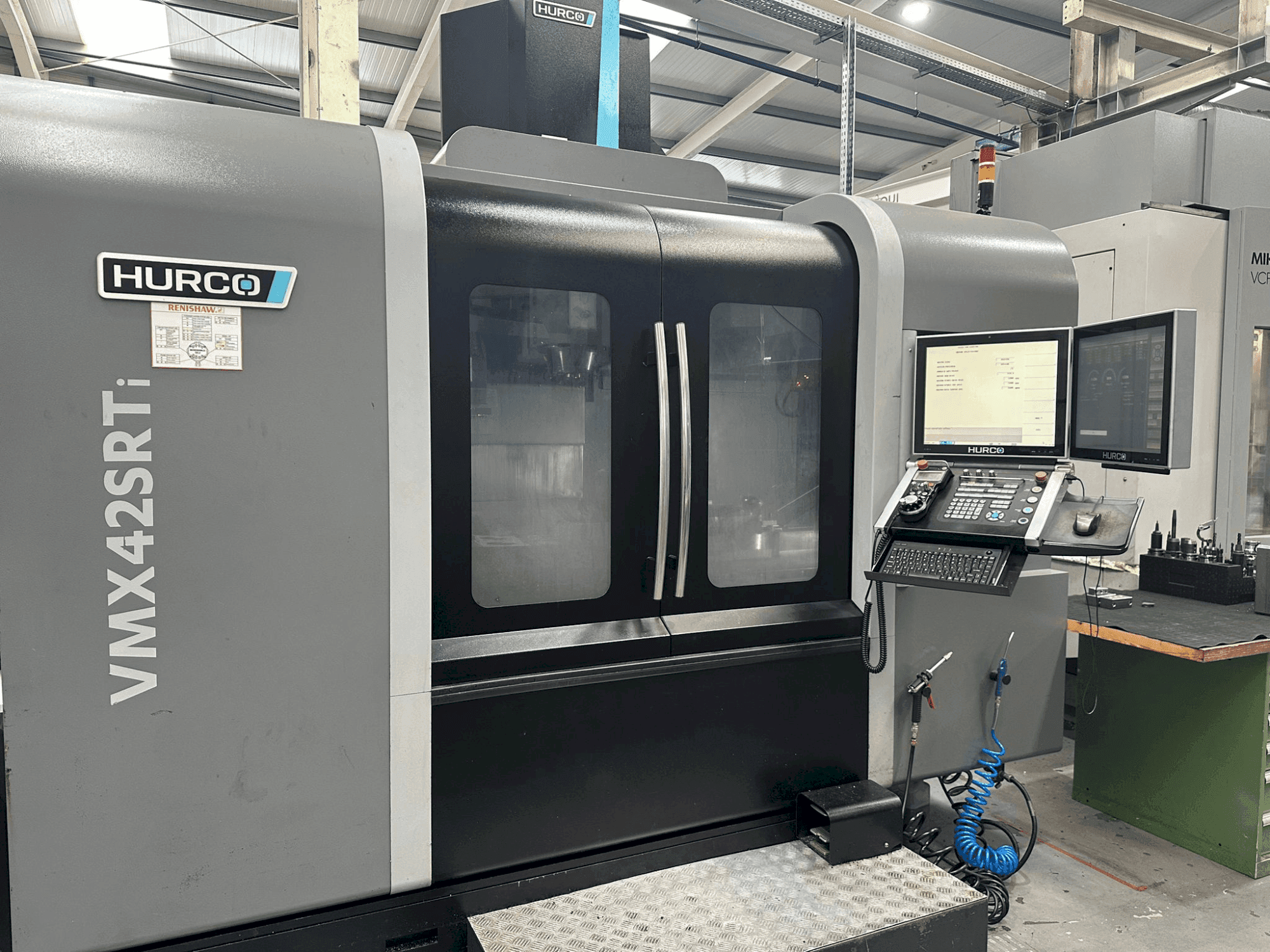 Frontansicht der Hurco VMX 42 SRTi Maschine