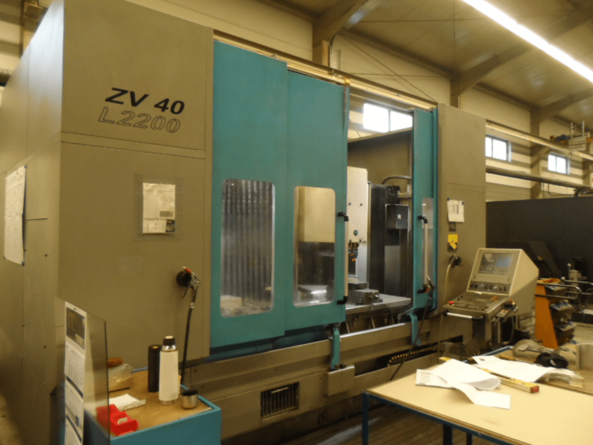 IBARMIA ZV 40 L2200 Vertikal-Bearbeitungszentrum, Frontansicht mit Bedienpult und offenem Zugang, sichtbarer Werkzeughalter innen.