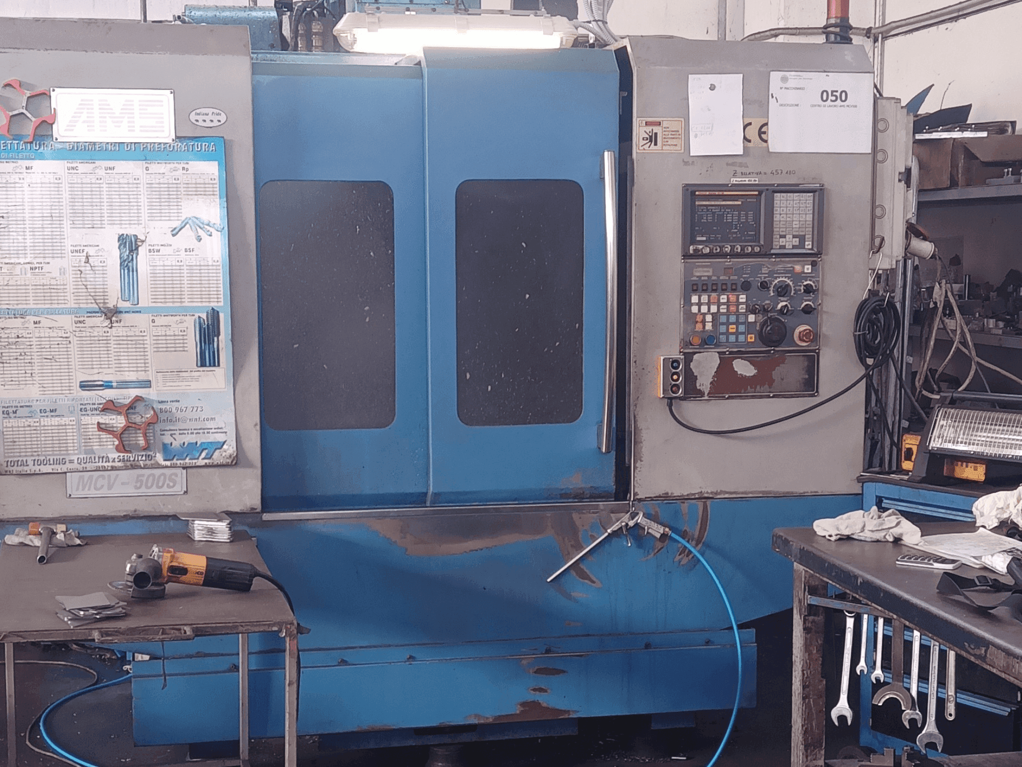 Frontansicht der MORI SEIKI MCV 500 Maschine