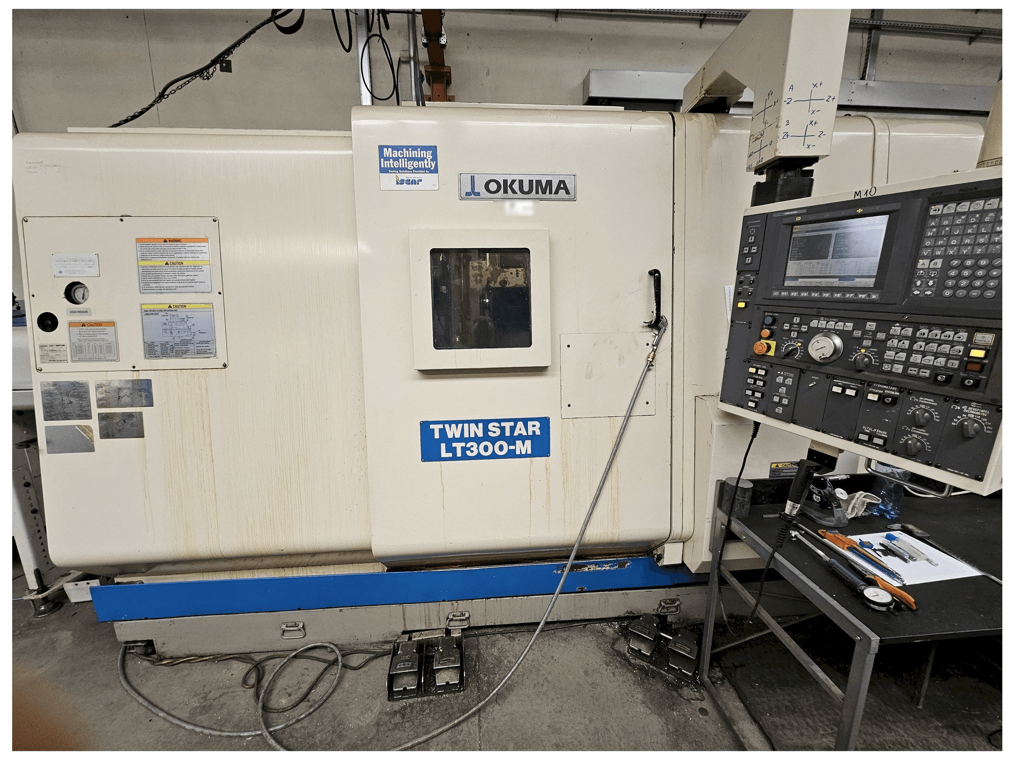 Frontansicht der Okuma LT300-M Maschine